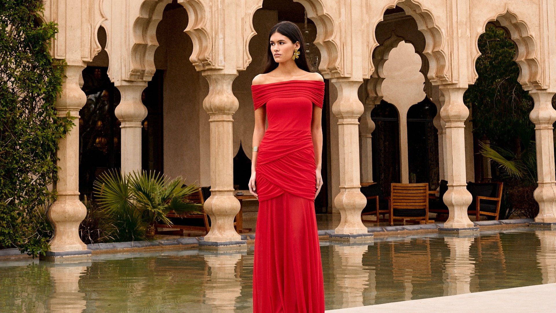 Miphai Banner en Palacio con Vestido de Invitada Aisha Rojo