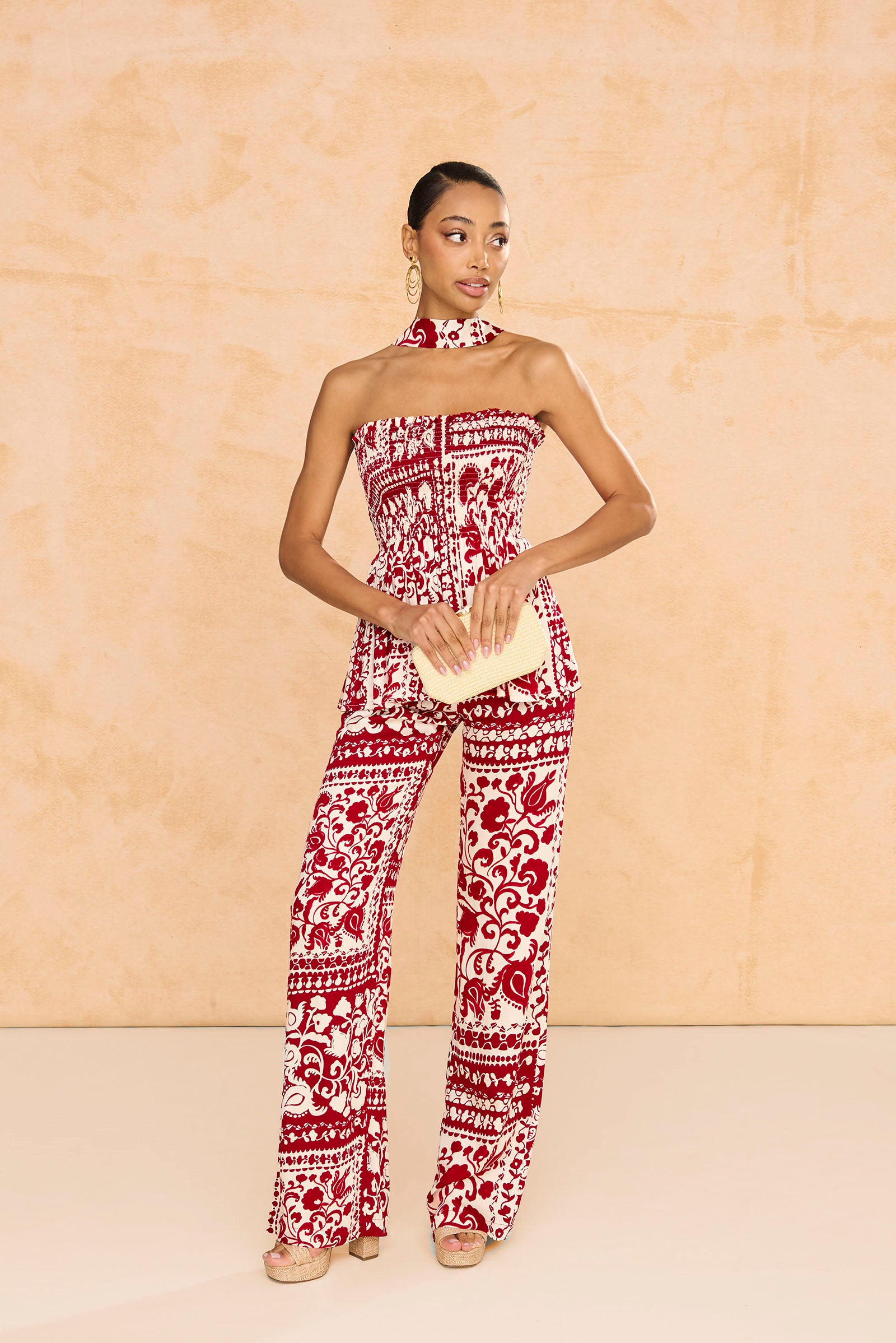 Top Aria en estampado rojo y beige con drapeado en nido de abeja y pantalón flare, palabra de honor