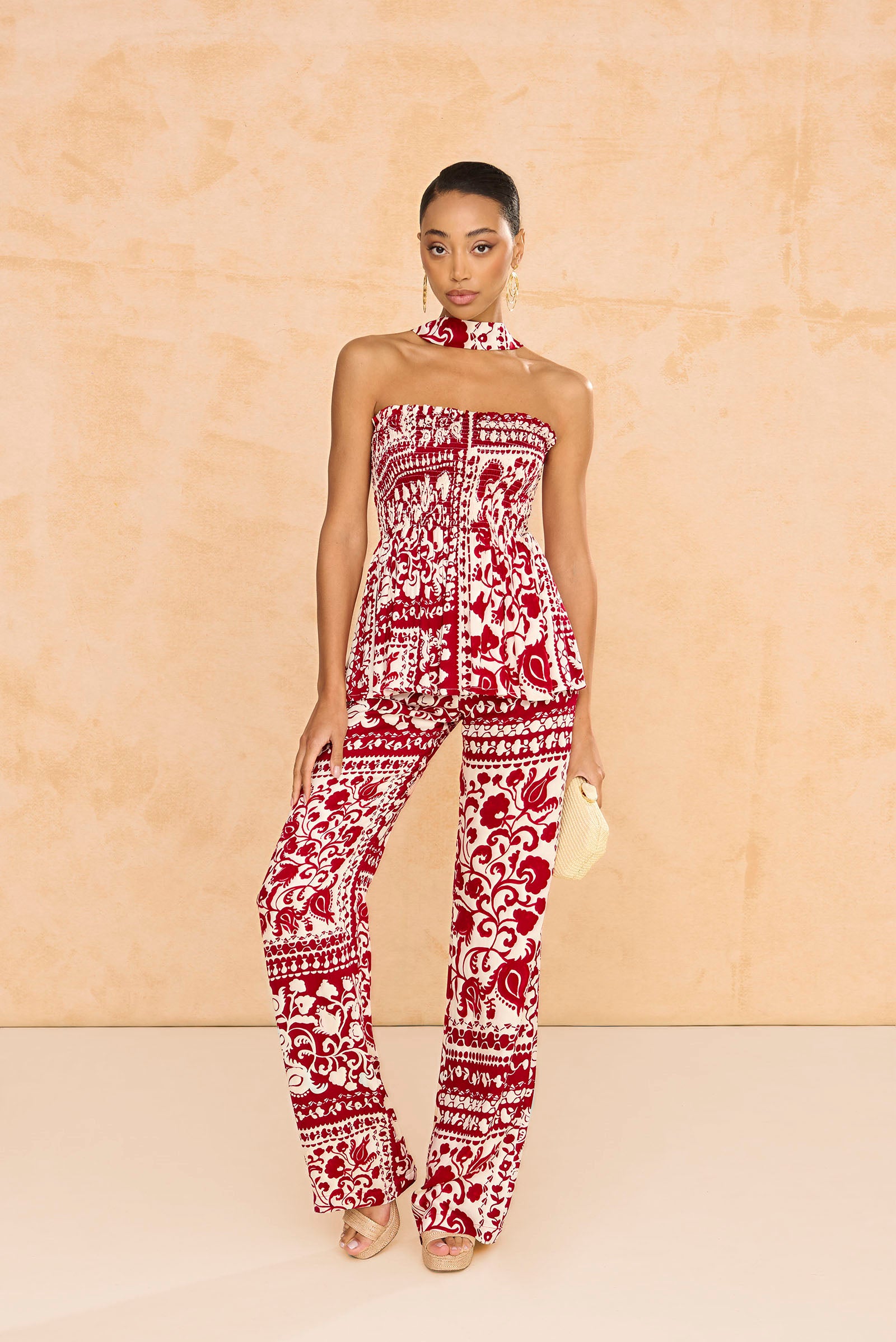 Top Aria en estampado rojo y beige con drapeado en nido de abeja y pantalón flare, palabra de honor