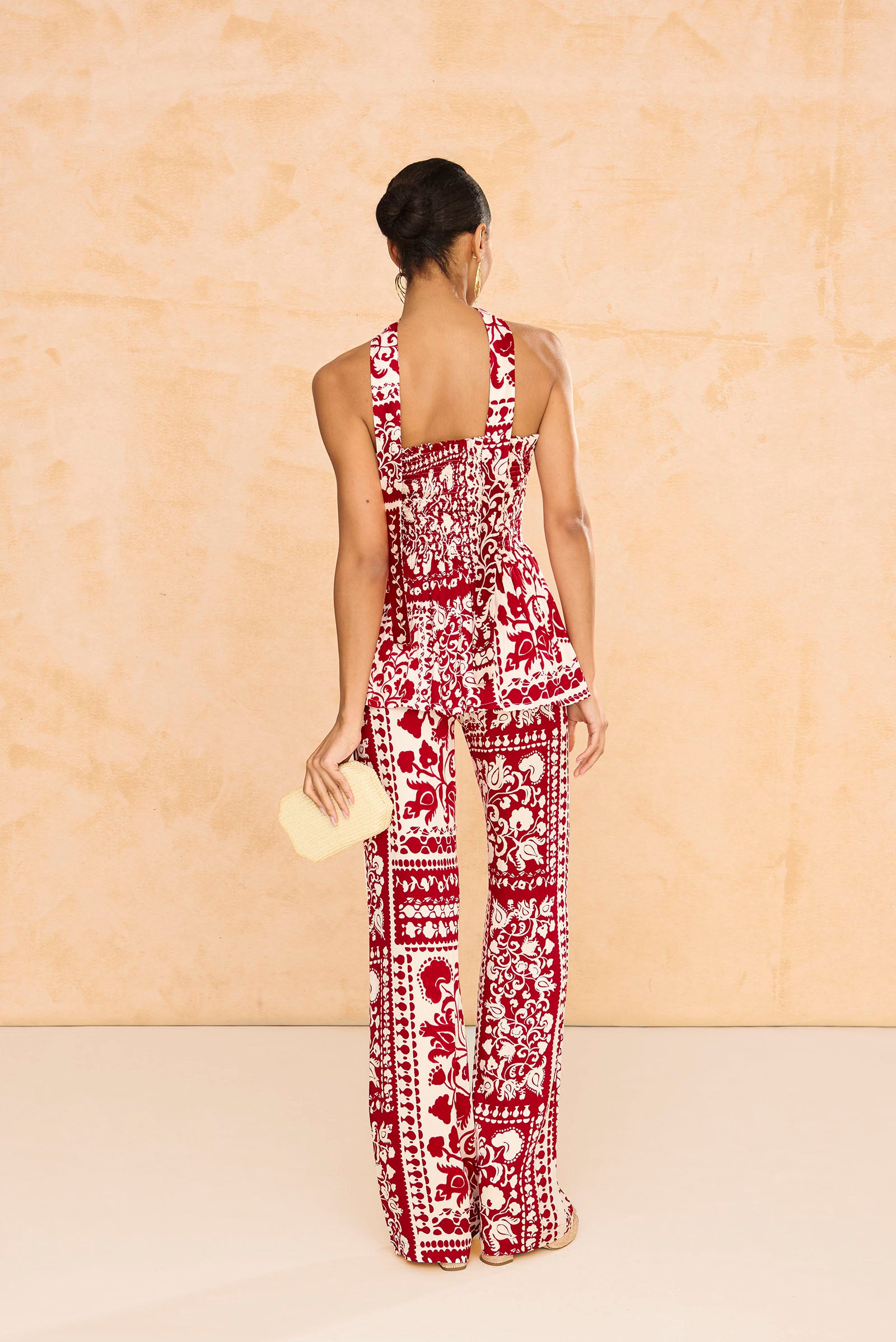 Top Aria en estampado rojo y beige con drapeado en nido de abeja y pantalón flare, palabra de honor