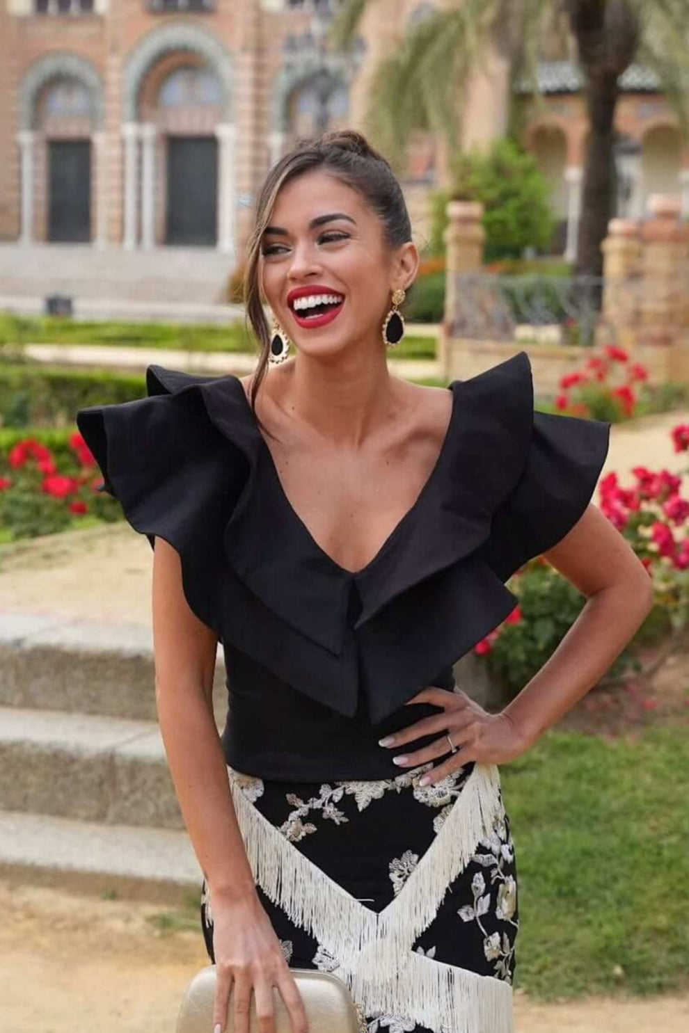 Top Azucena en crepé negro con escote en pico y espalda con diseño en pico invertido, adornado con doble volante y costadillos