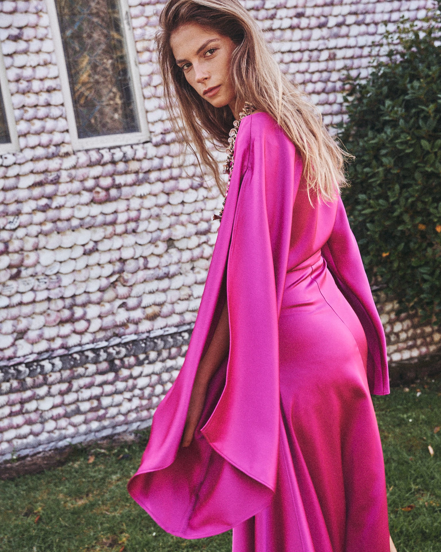 Vestido Invitada Asimétrico Aldara Vestido de fiesta Buganvilla abertura mangas