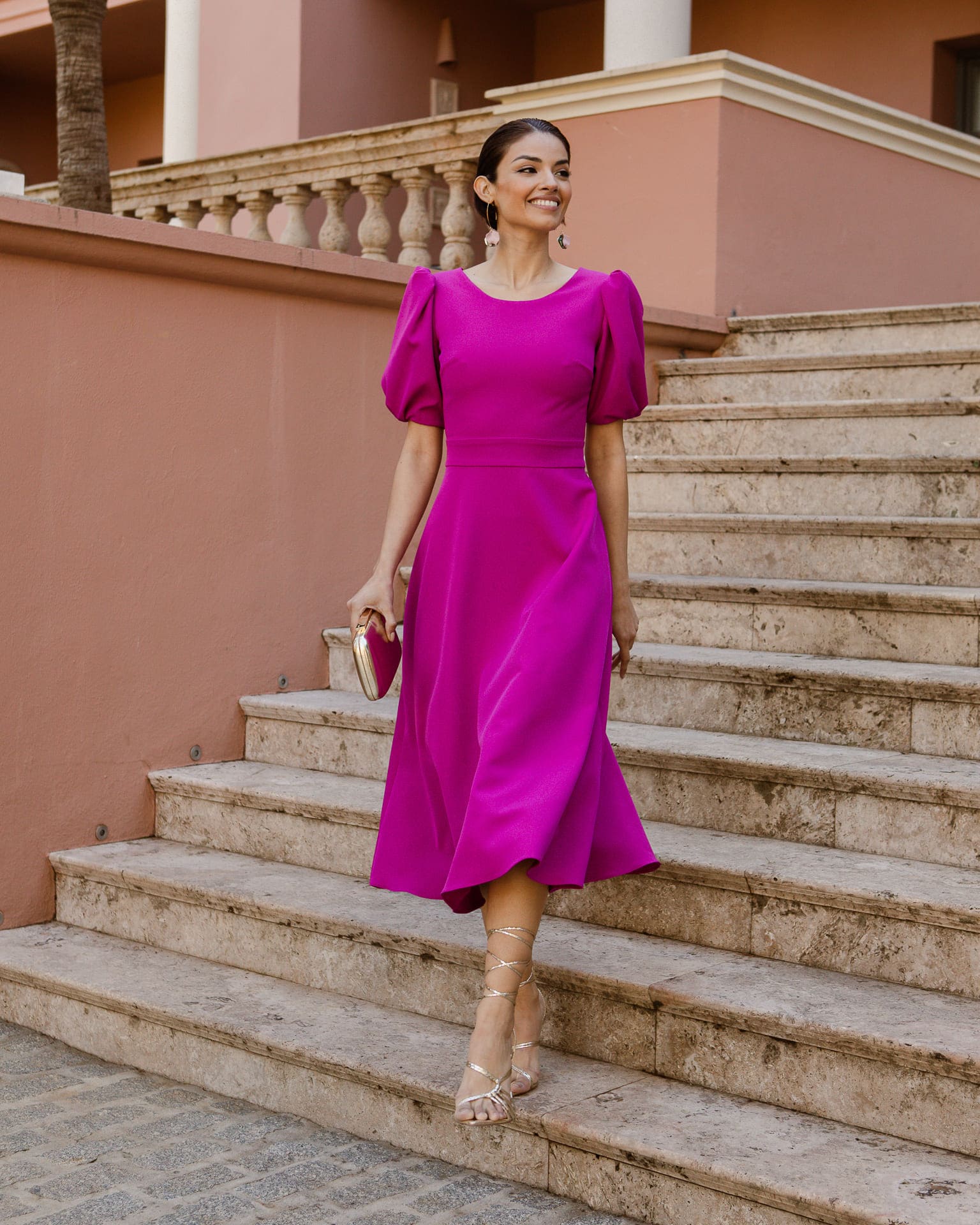 Vestido Invitada fiesta midi elegante sol magenta falda vuelo escote espalda mangas abullonadas