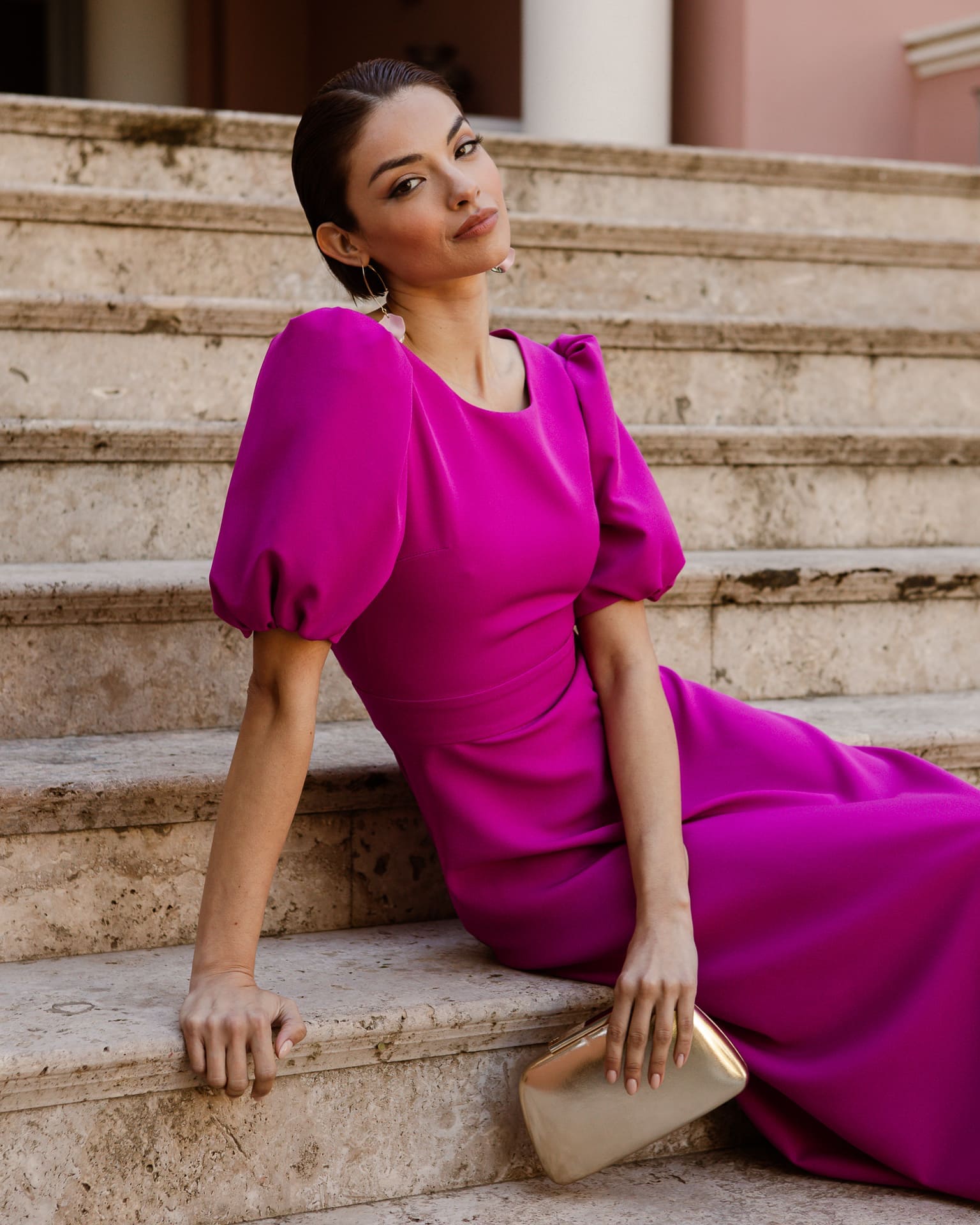 Vestido Invitada fiesta midi elegante sol magenta falda vuelo escote espalda mangas abullonadas