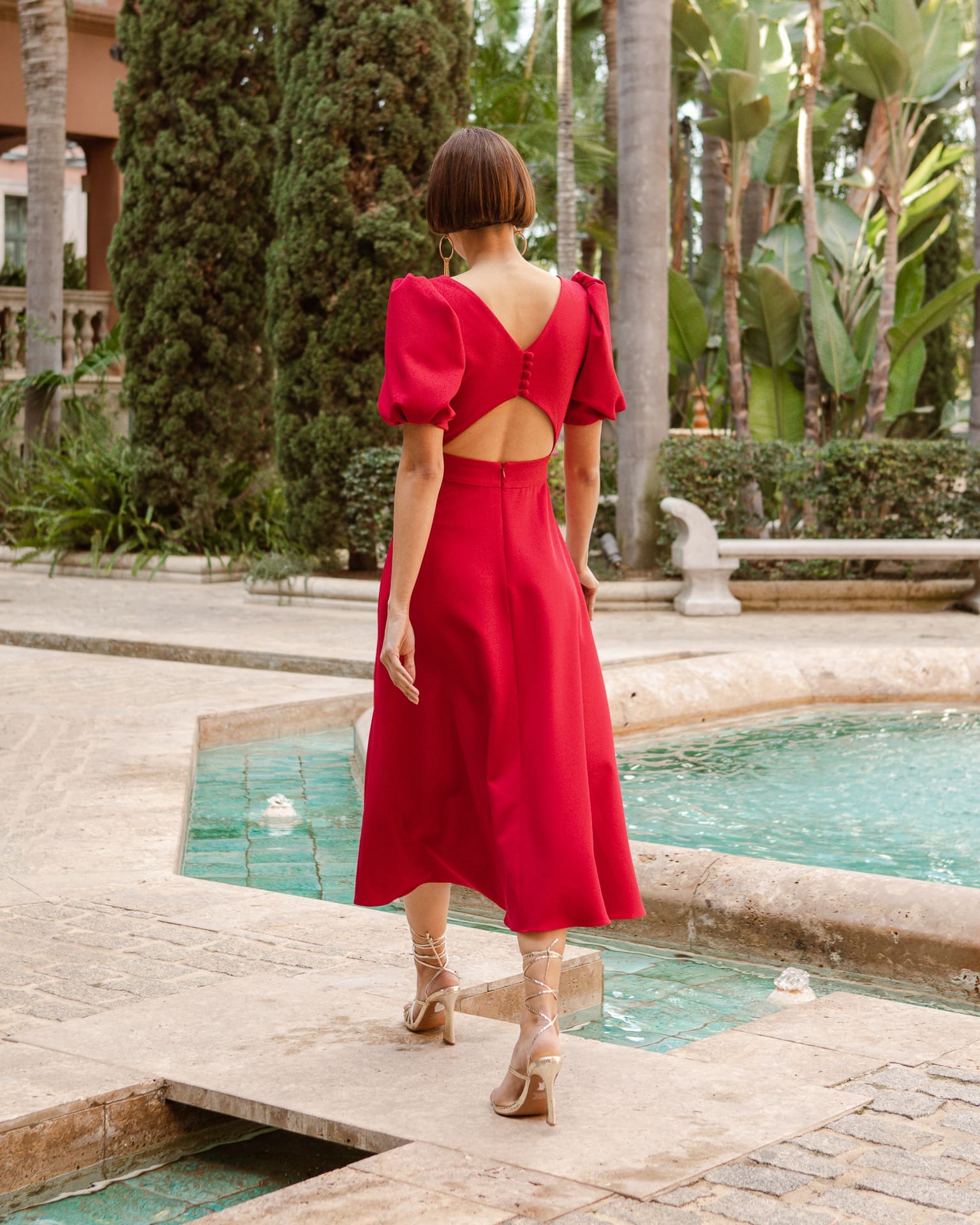 Vestido Invitada fiesta midi elegante sol rojo falda vuelo escote espalda con botones mangas abullonadas