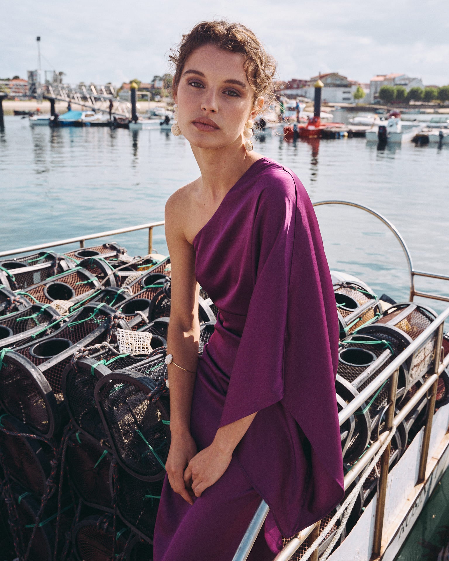 Vestido Invitada largo Olalla vestido de fiesta color berenjena asimétrico