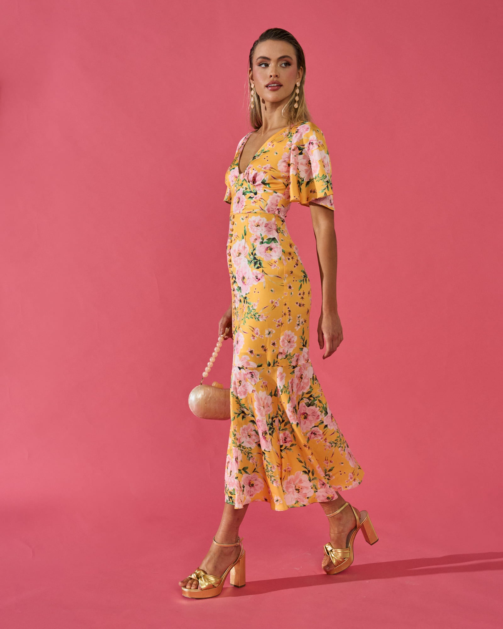 vestido invitada evento Carmina floral amarillo midi satinado manga corta acampanado escote en pico botones parte delantera abertura delantera