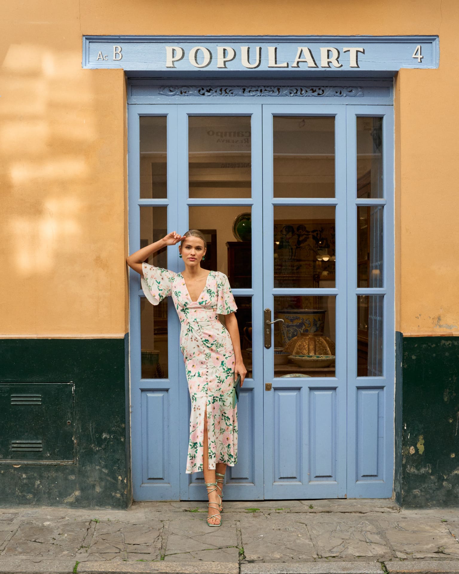 vestido invitada evento Carmina floral blanco midi satinado manga corta acampanado escote en pico botones parte delantera abertura delantera