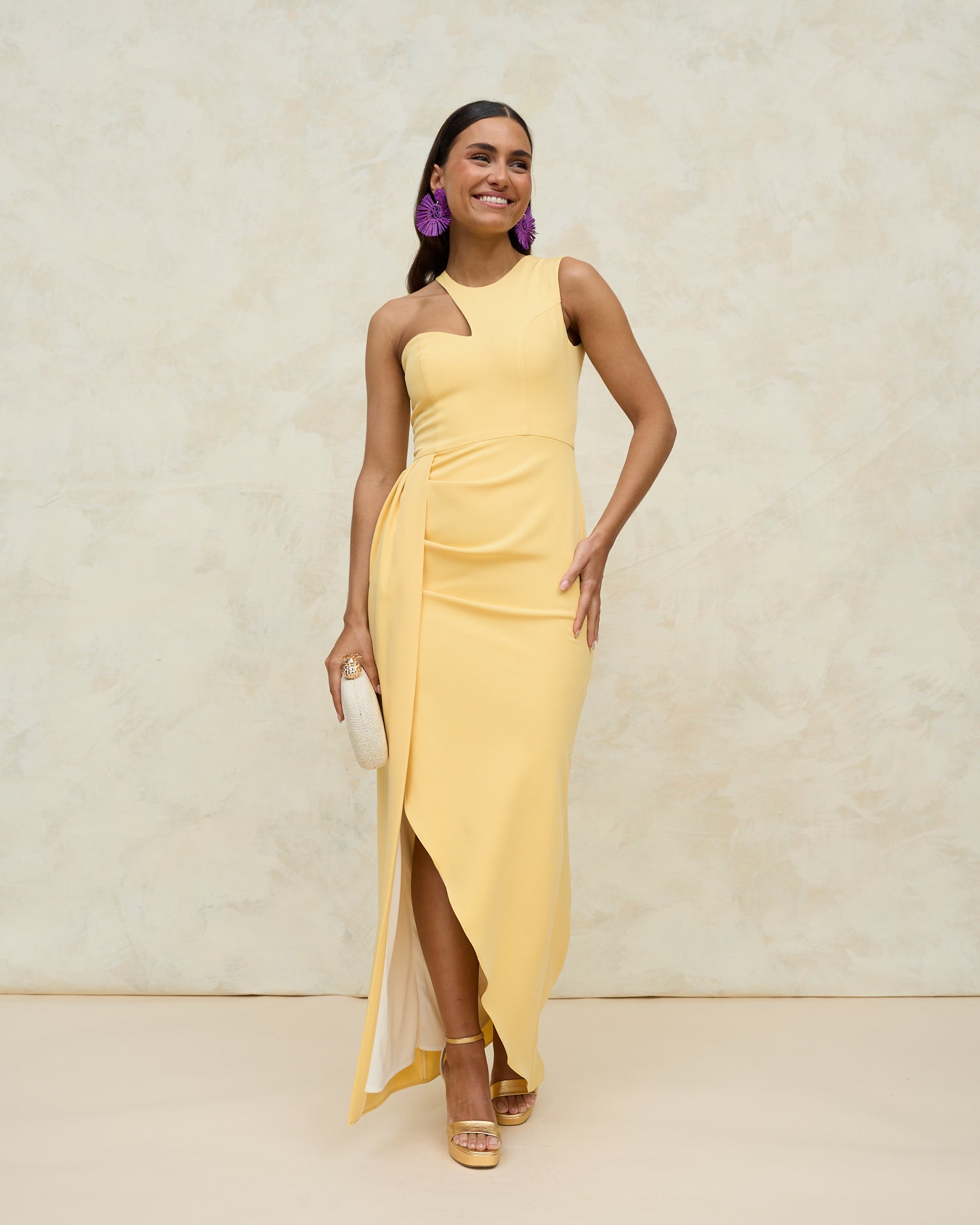 vestido invitada evento Corina Amarillo vestido largo cuerpo ceñido escote asiemtrico solo un hombro
abertura al lado