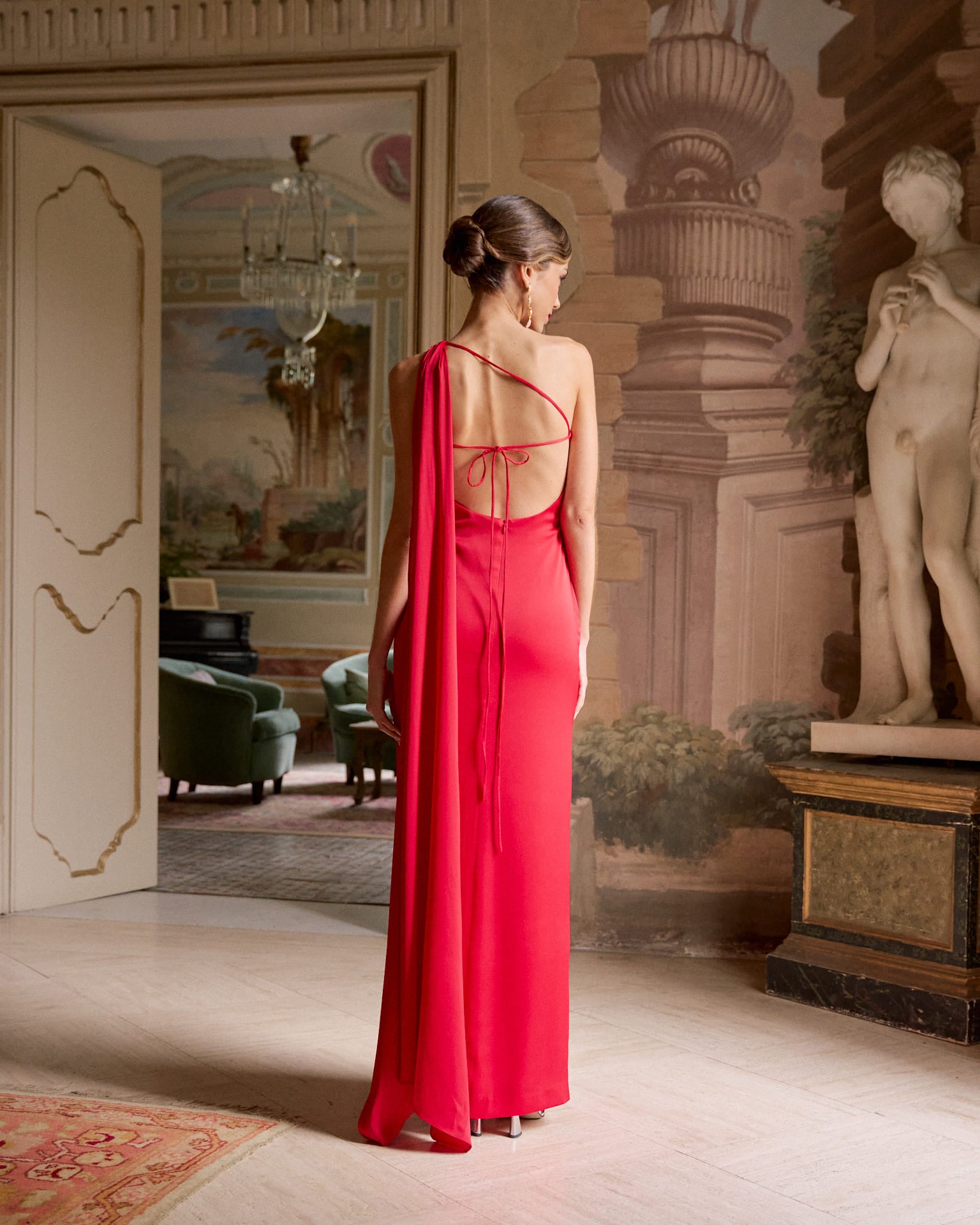 Vestido Invitada fiesta largo Lotus rojo capa chal asimétrico abertura pierna espalda descubierta