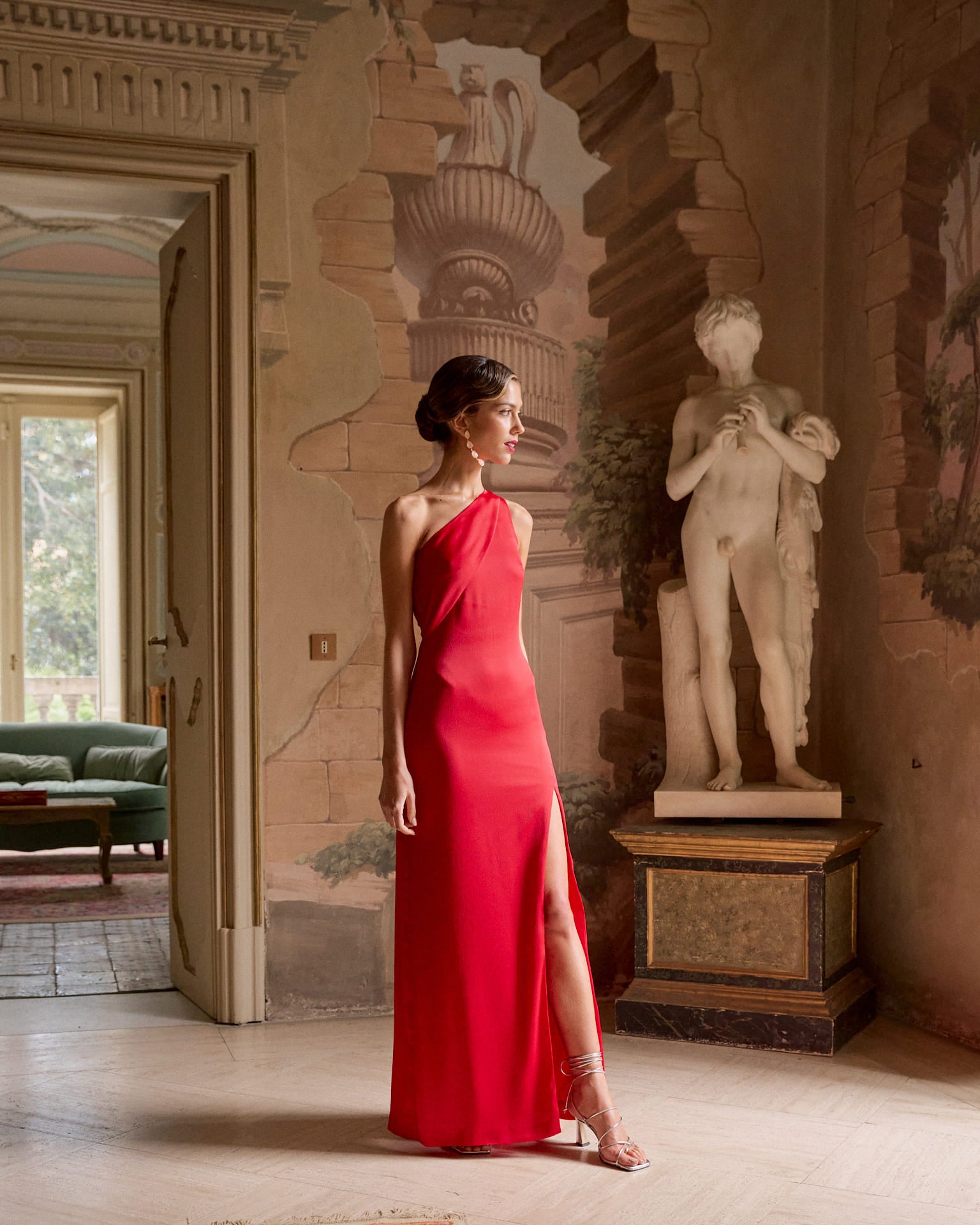 vestido Invitada fiesta largo Lotus rojo capa chal asimétrico abertura pierna