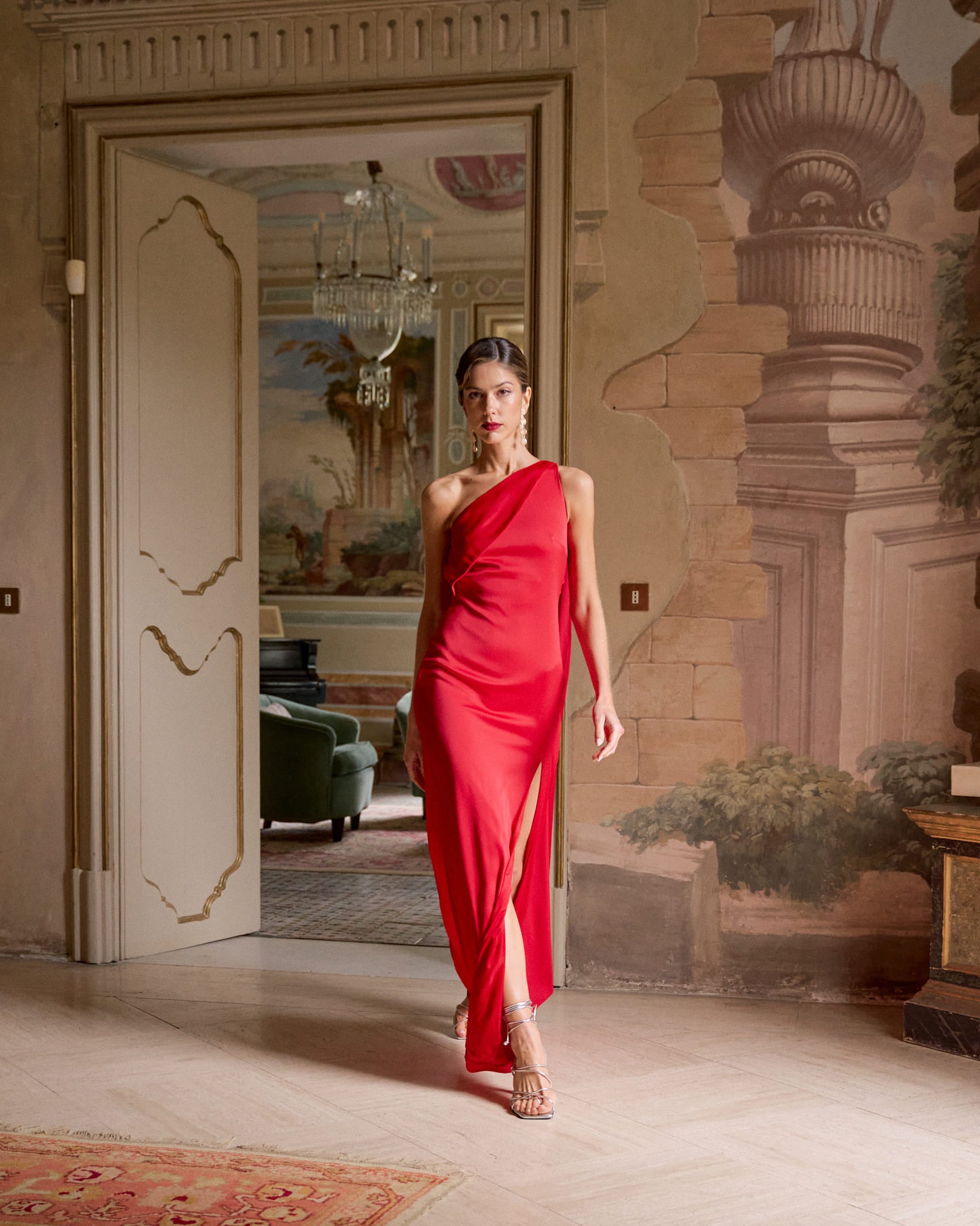 Vestido Invitada fiesta largo Lotus rojo capa chal asimétrico abertura pierna