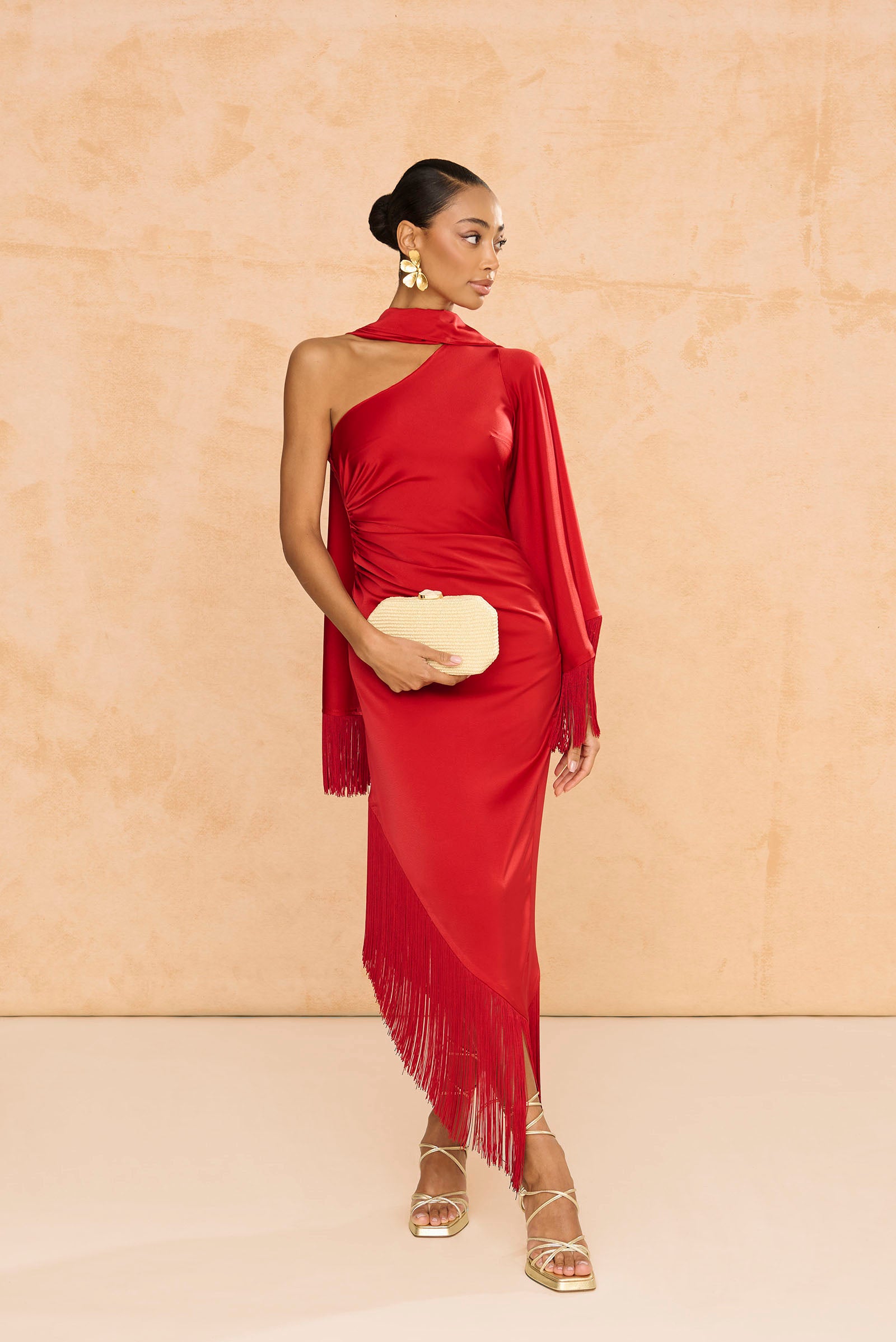 vestido Asimétrico Kenia Rojo, con flecos y chal, drapeado lateral una manga