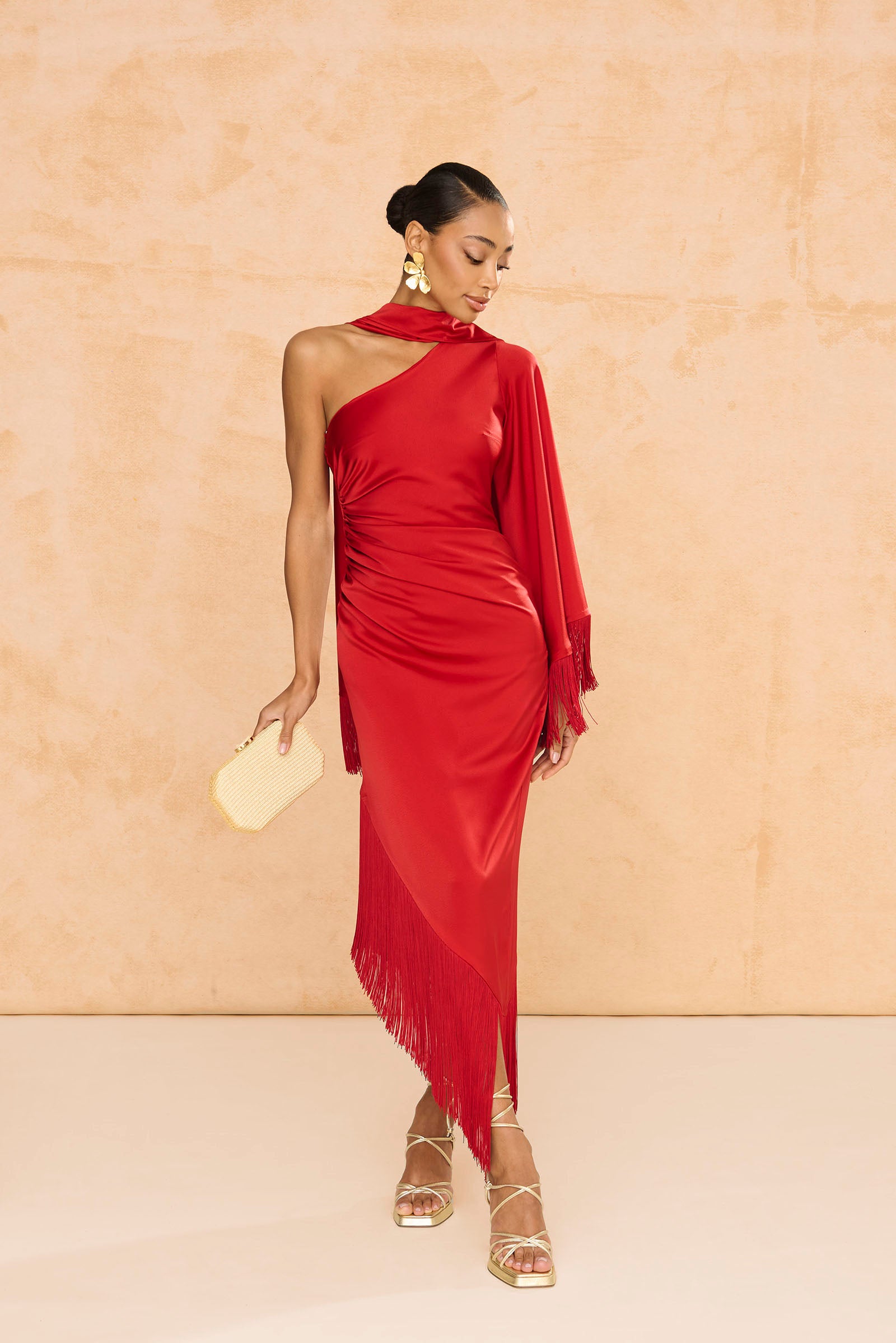 vestido Asimétrico Kenia Rojo, con flecos y chal, drapeado lateral una manga