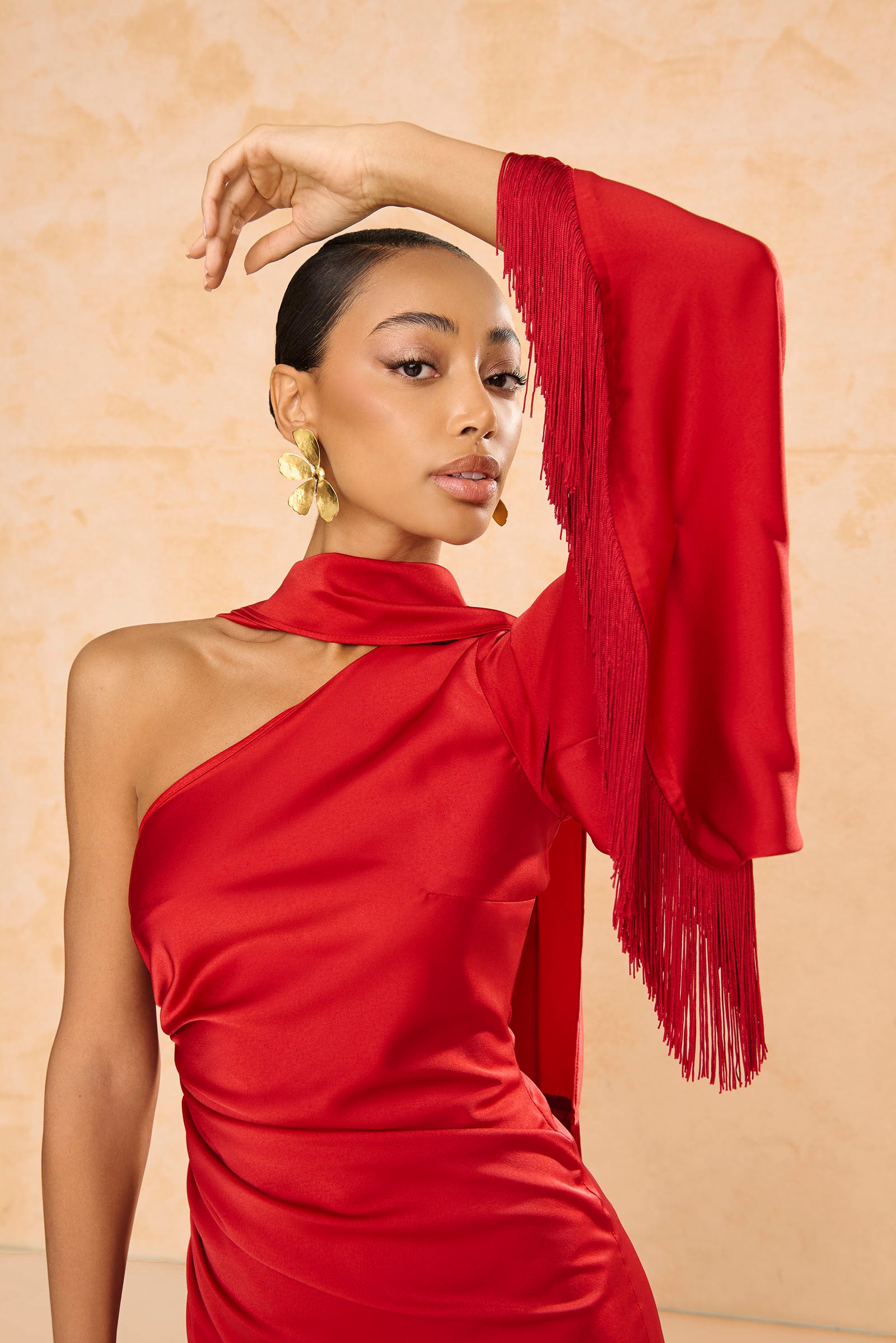 vestido Asimétrico Kenia Rojo, con flecos y chal, drapeado lateral una manga