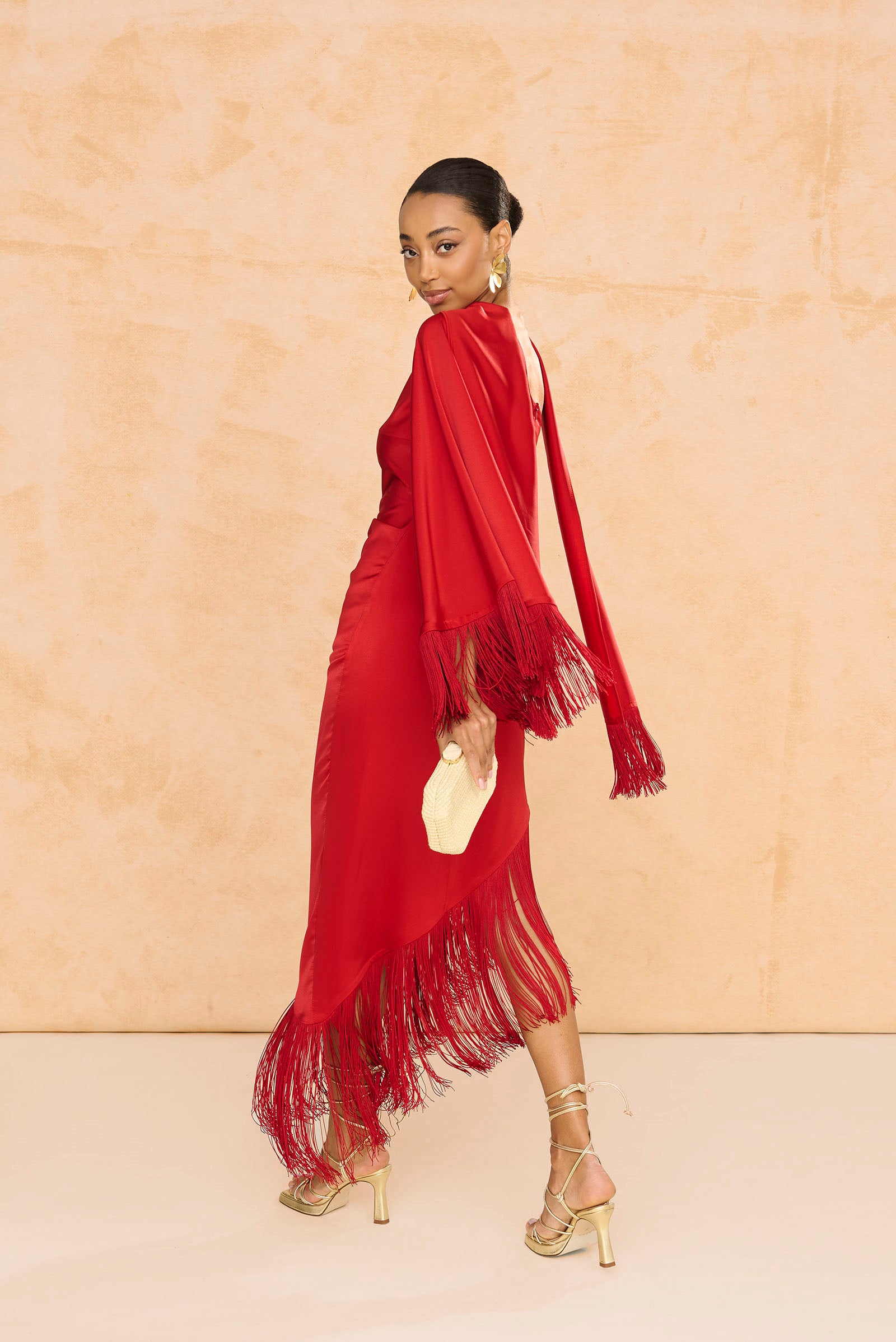vestido Asimétrico Kenia Rojo, con flecos y chal, drapeado lateral una manga