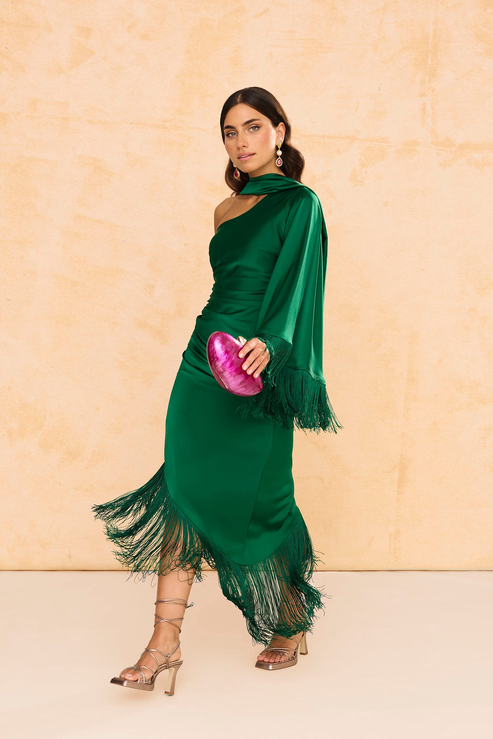 vestido Asimétrico Kenia Verde, con flecos y chal, drapeado lateral una manga