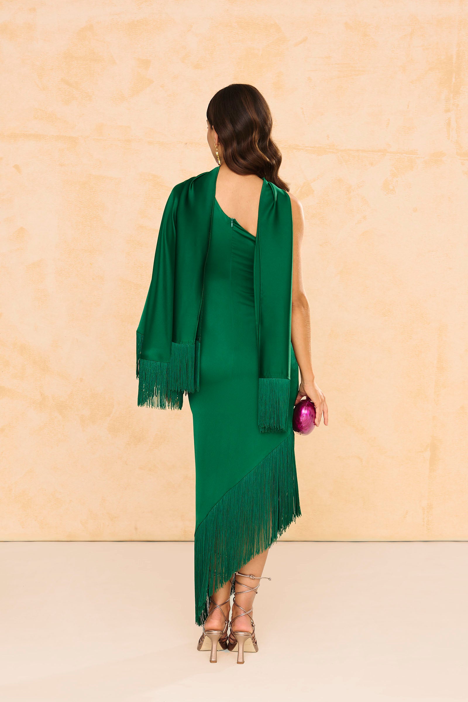vestido Asimétrico Kenia Verde, con flecos y chal, drapeado lateral una manga cremallera trasera invisible