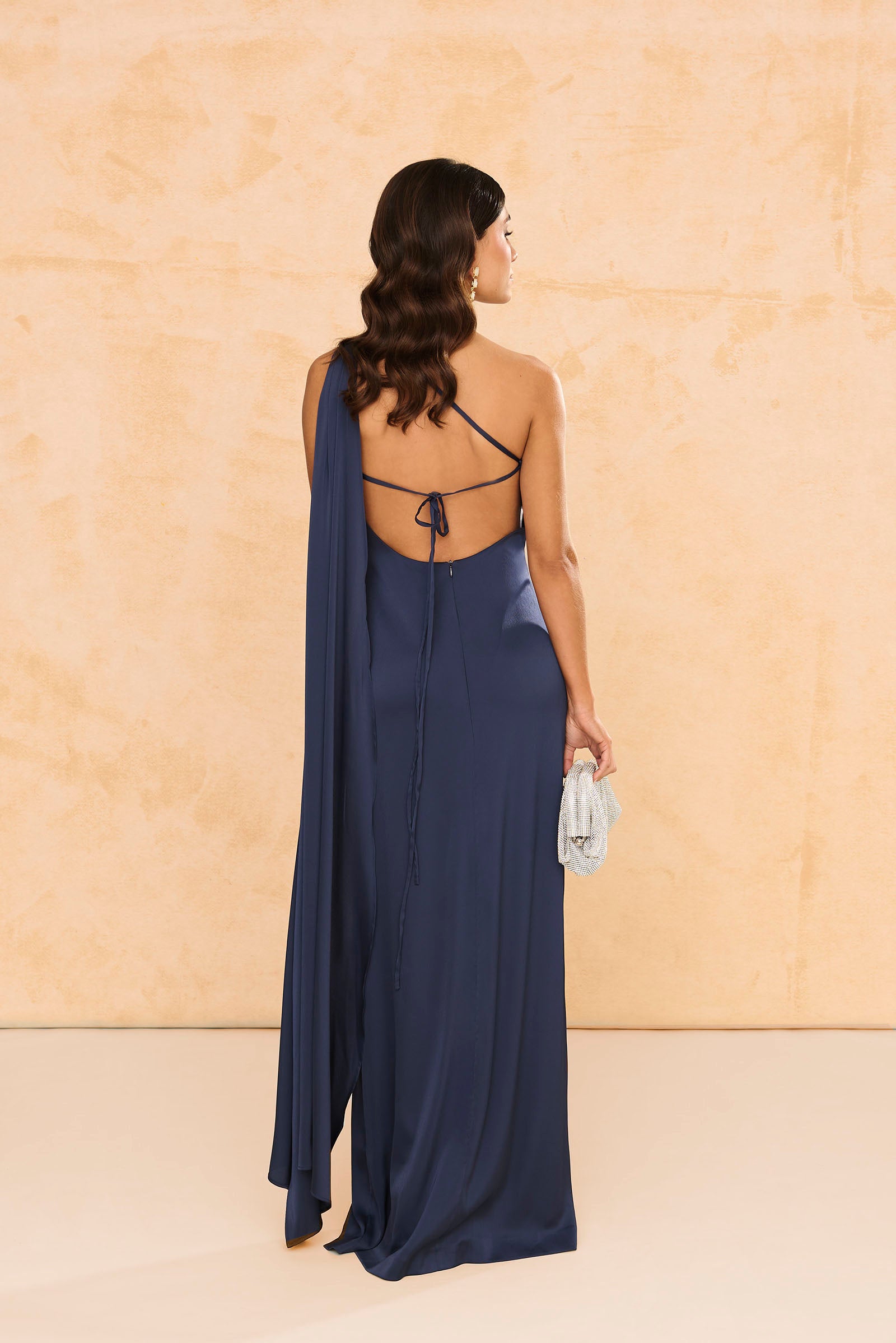 Vestido largo Lotus crepé satén Marino, con escote asimétrico, capa y espalda con tiras cruzadas abertura lateral