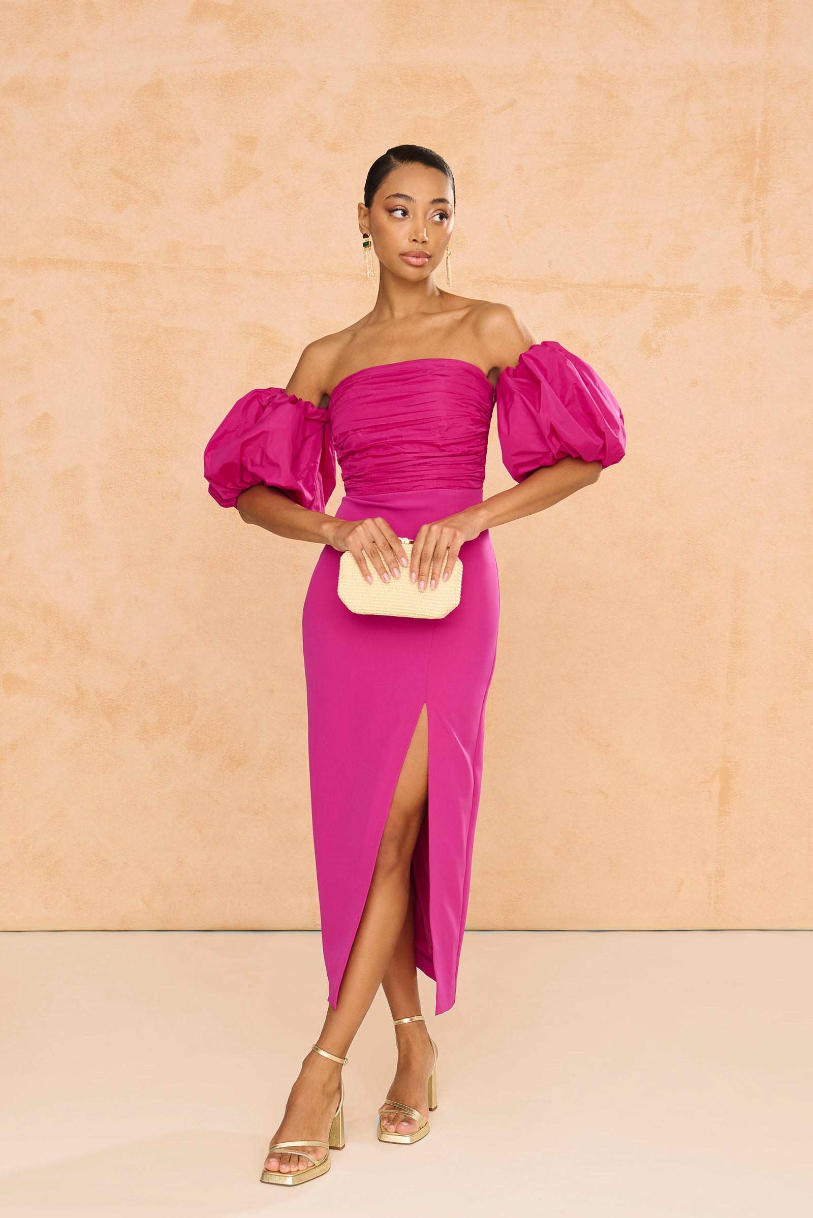 Vestido midi Manuela Fucsia de tafetán con escote palabra de honor, mangas desmontables y abertura lateral.