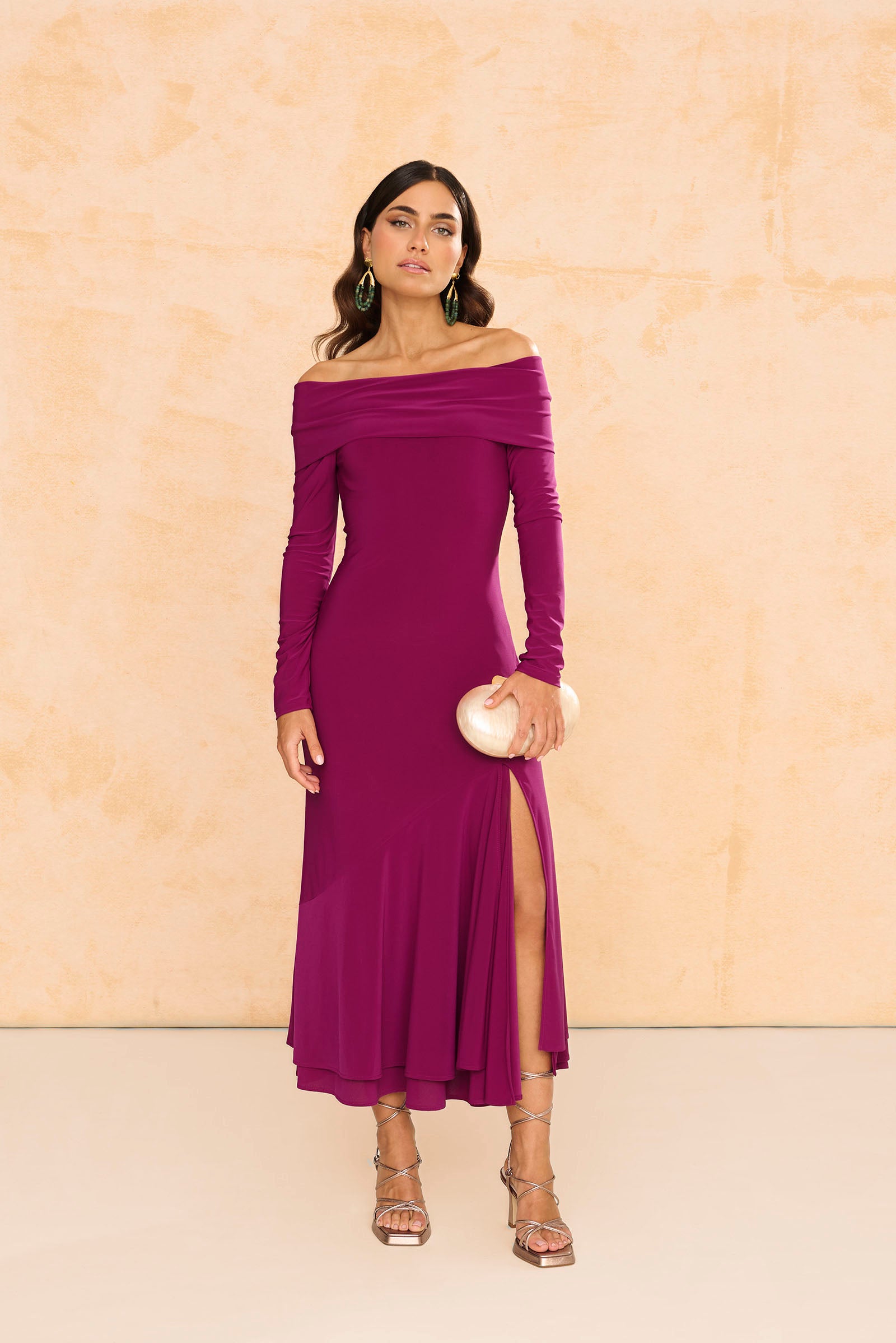 Vestido Martini Buganvilla de punto de seda elástico, con escote de cuello de barca, manga larga y falda asimétrica.