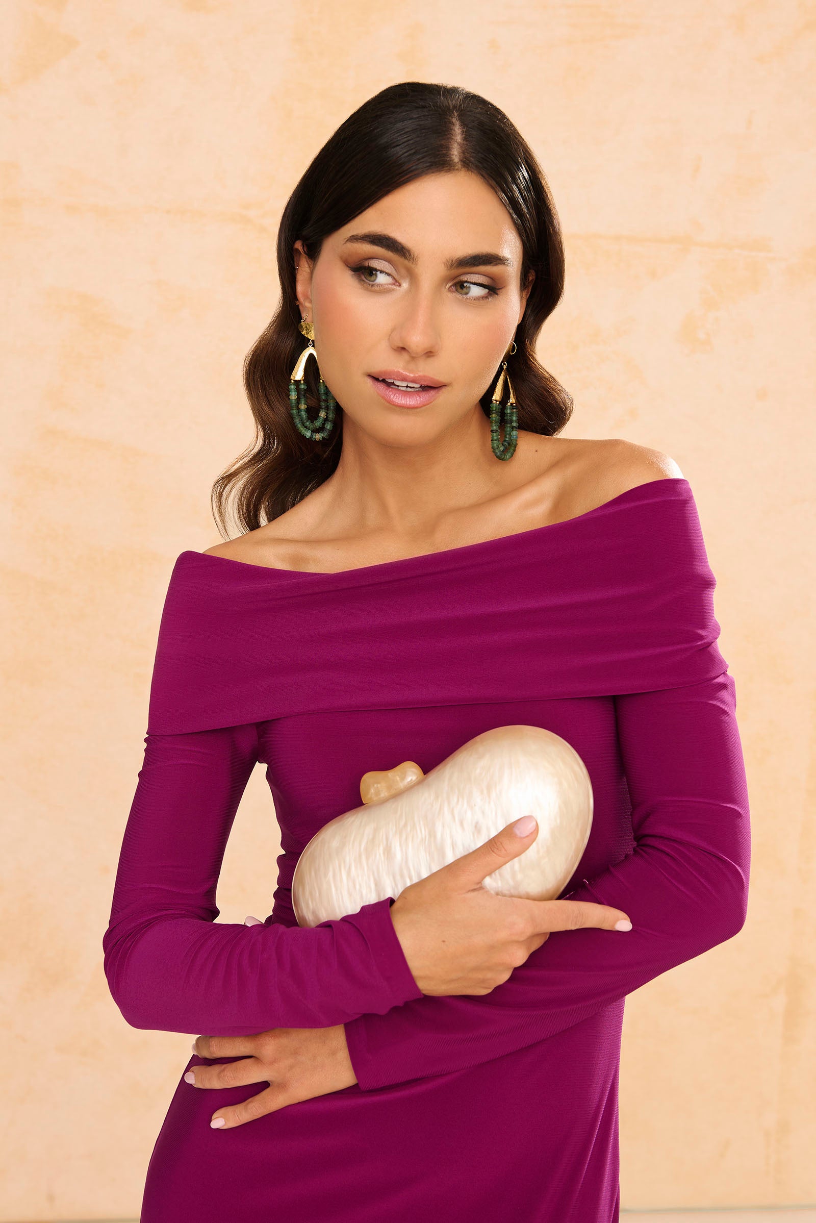 Vestido Martini Buganvilla de punto de seda elástico, con escote de cuello de barca, manga larga y falda asimétrica.