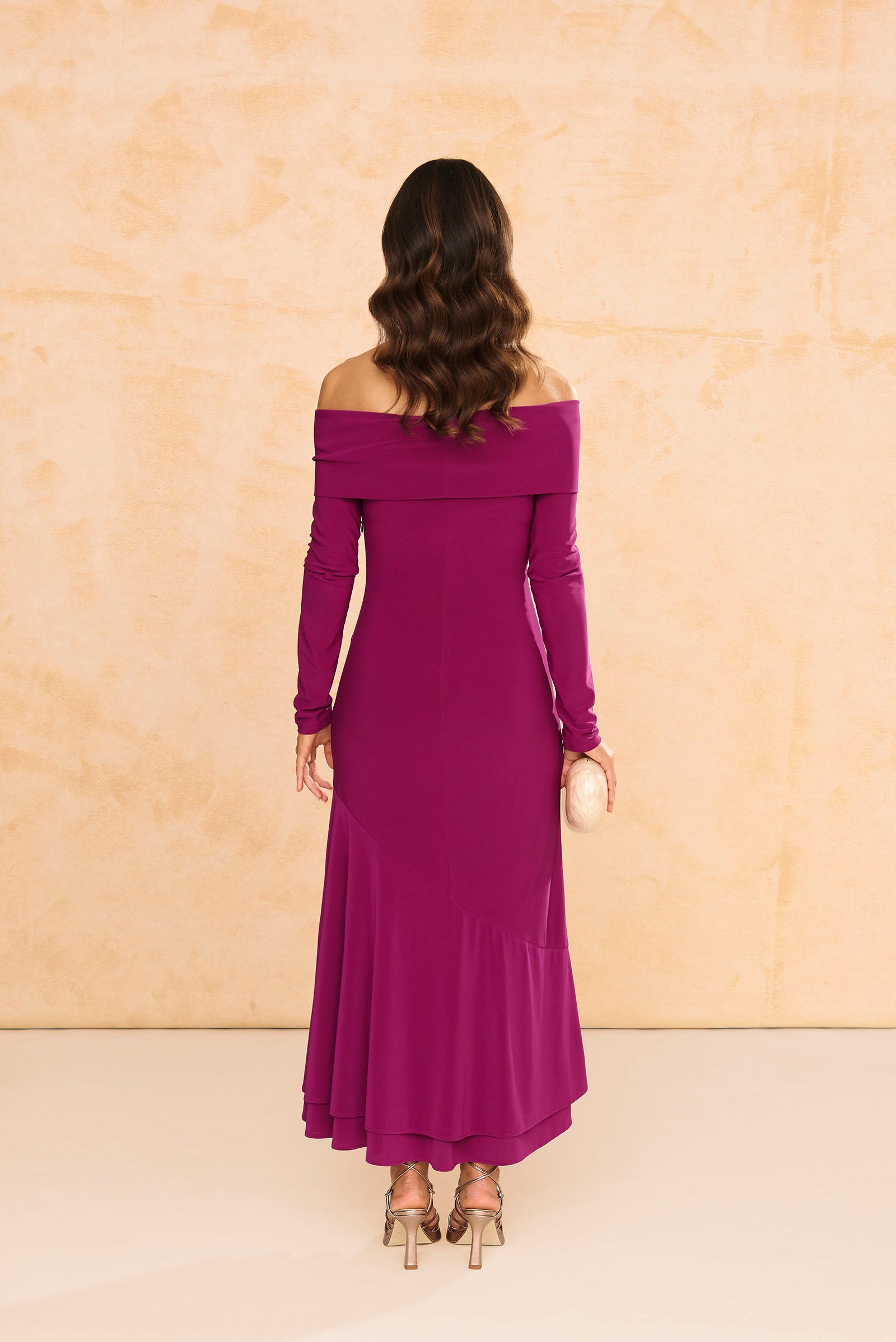 Vestido Martini Buganvilla de punto de seda elástico, con escote de cuello de barca, manga larga y falda asimétrica.