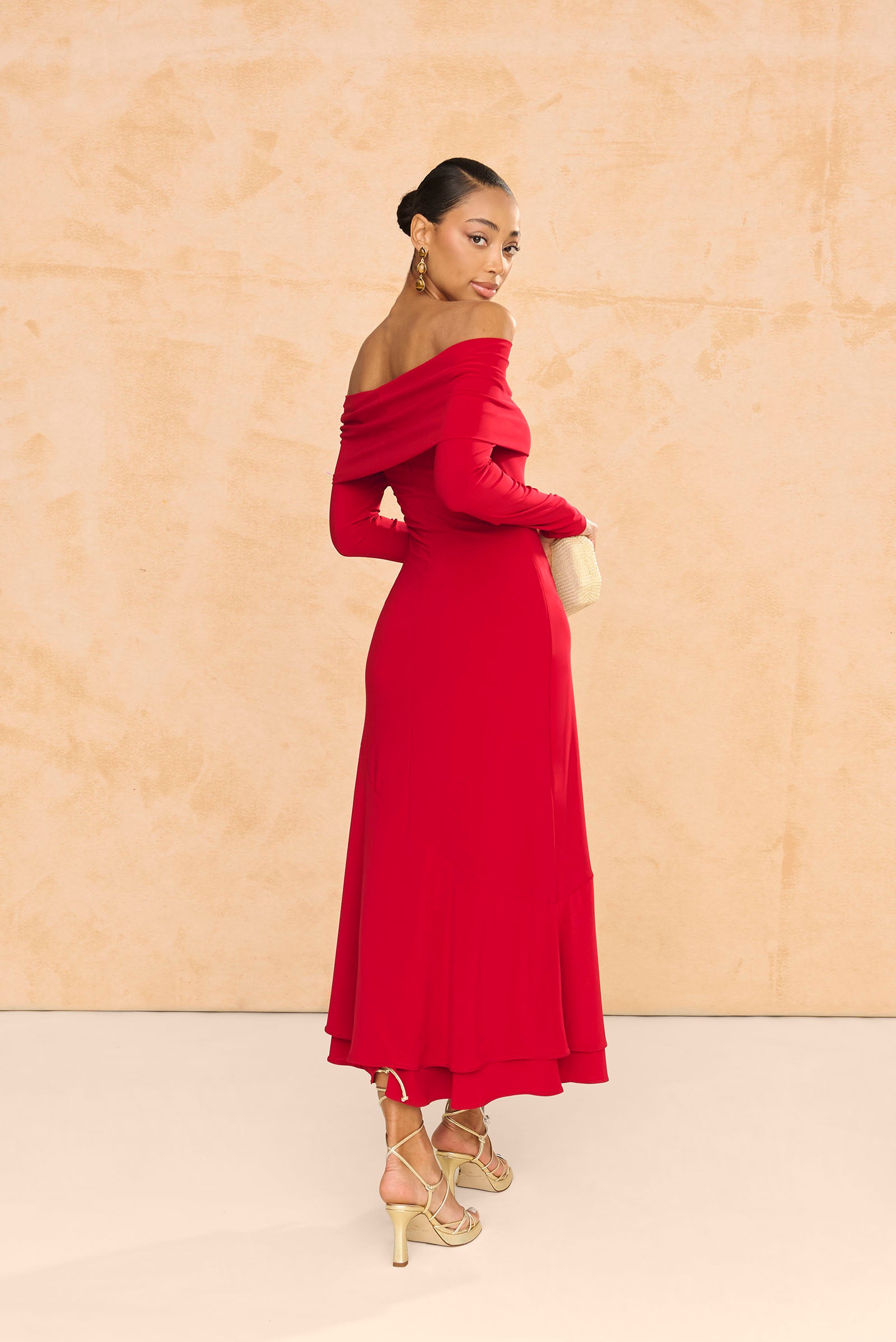 Vestido Martini rojo de punto de seda elástico, con escote de cuello de barca, manga larga y falda asimétrica.