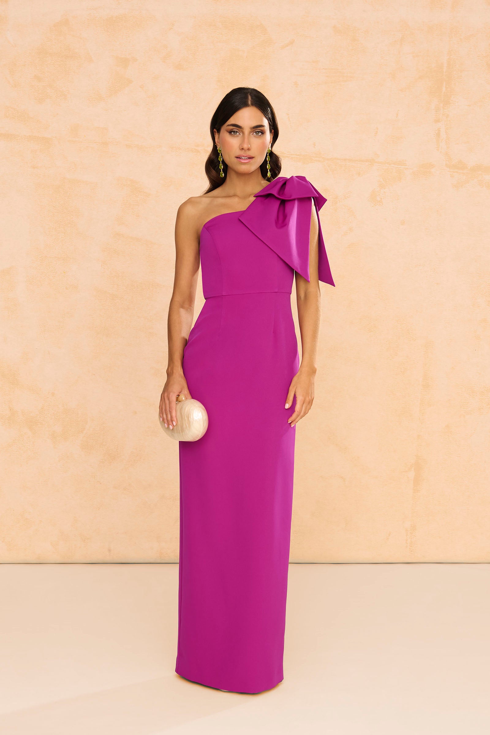 Vestido largo Pétalo Buganvilla de crepé, con lazo en el hombro y falda entubada con abertura trasera.