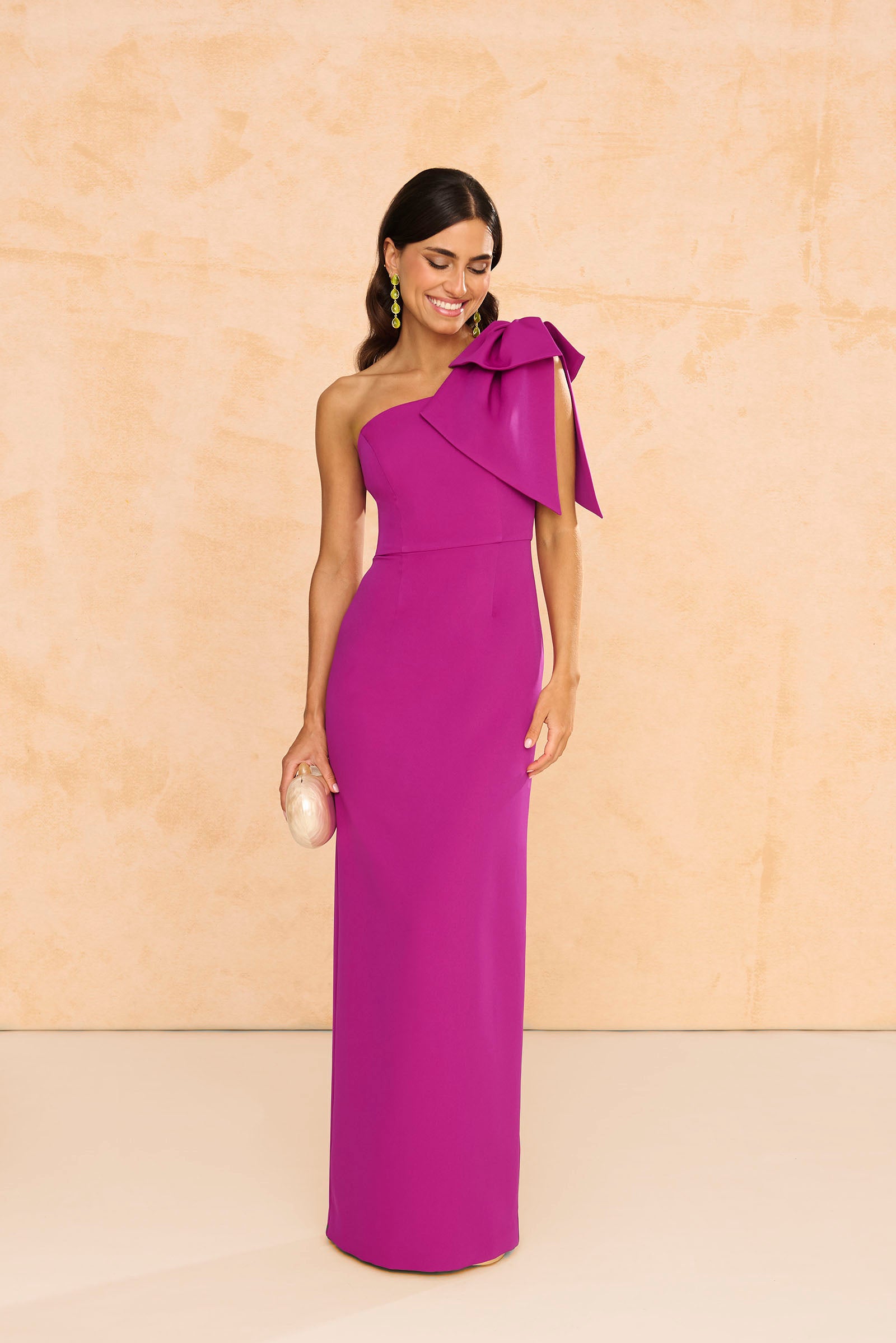 Vestido largo Pétalo Buganvilla de crepé, con lazo en el hombro y falda entubada con abertura trasera.