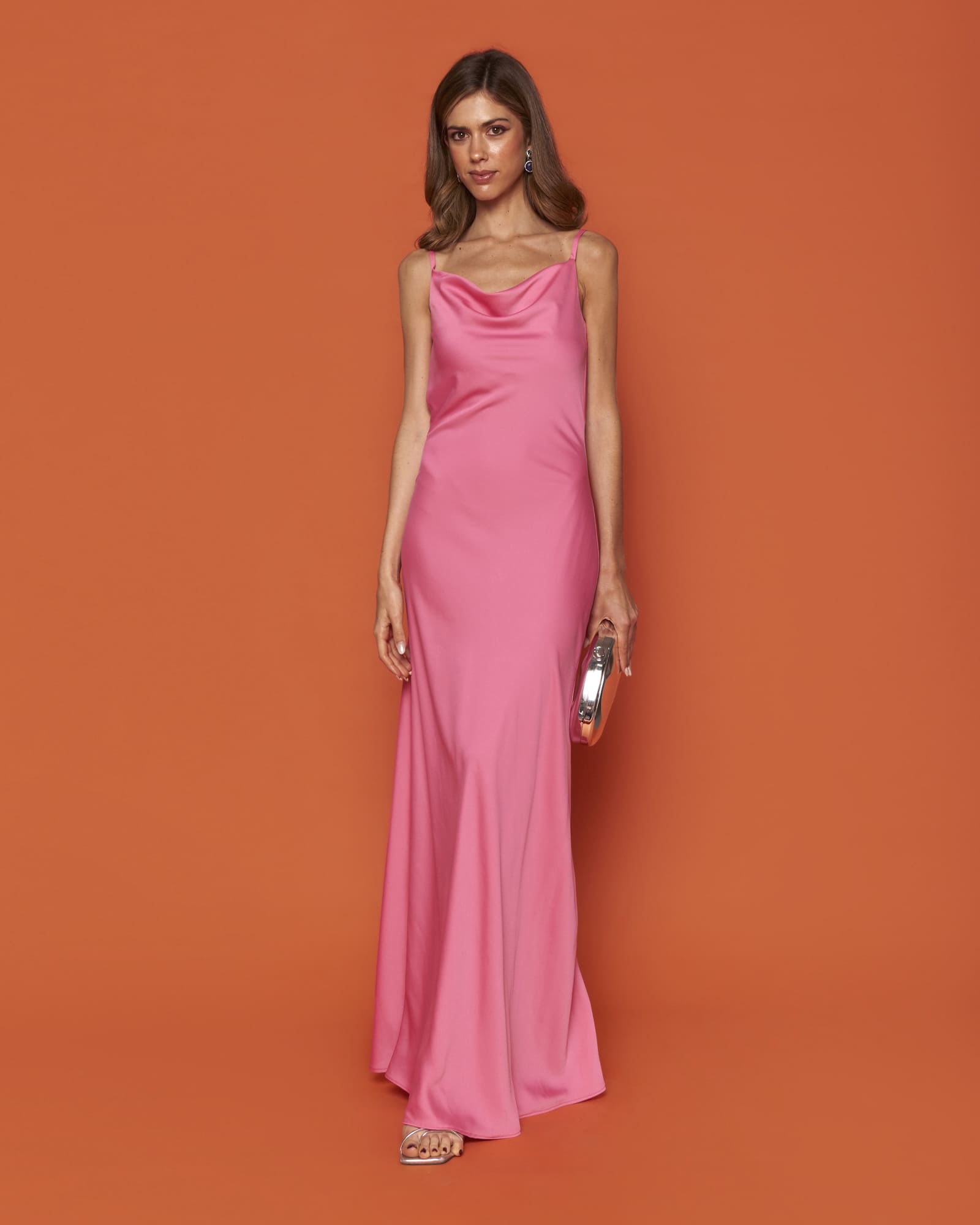 Vestido invitada Hera Rosa largo lencero escote y espalda caído