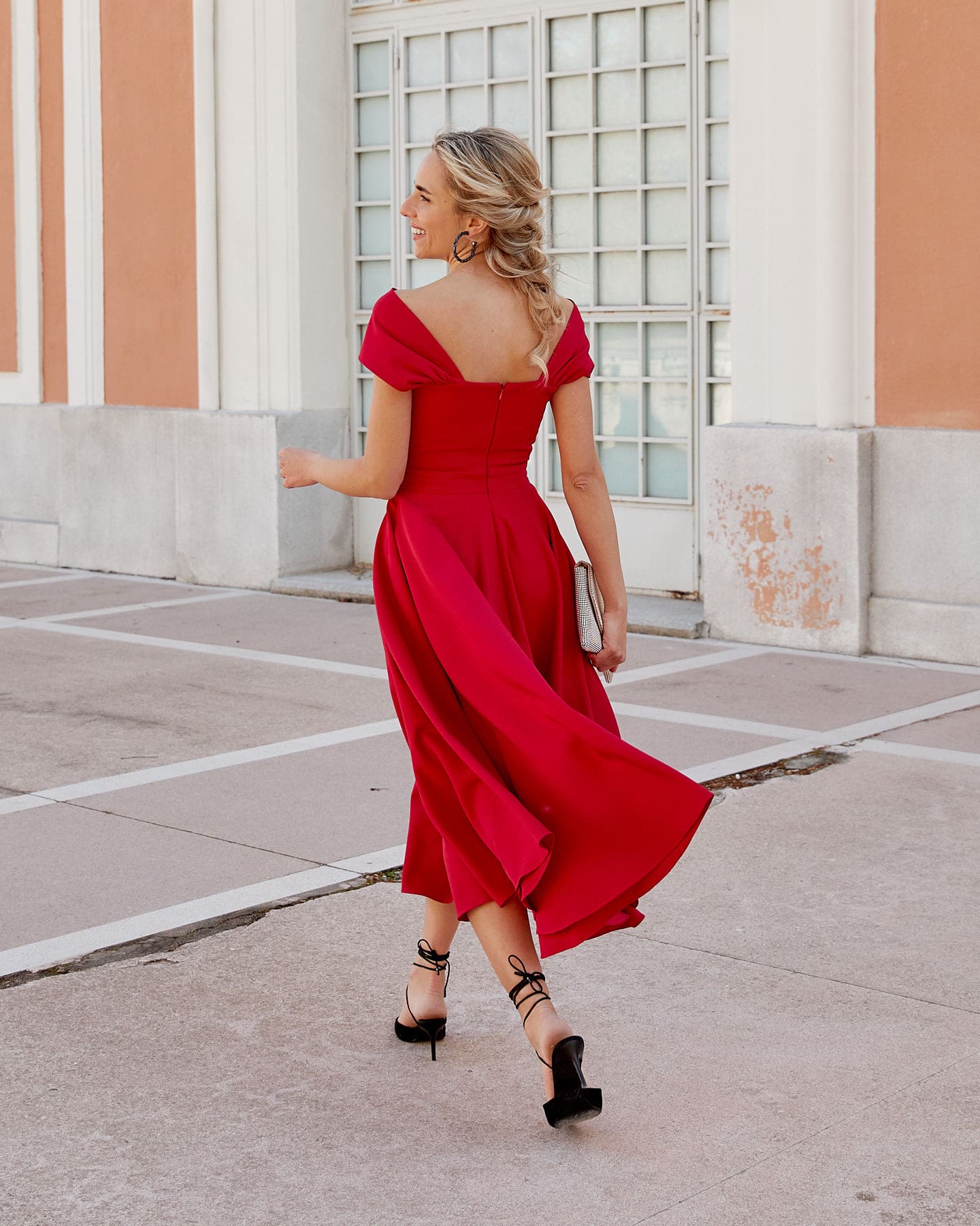Vestido Invitada Fiesta Midi Musca Rojo Vuelo Hombros Descubiertos Escote palabra de honor Espalda