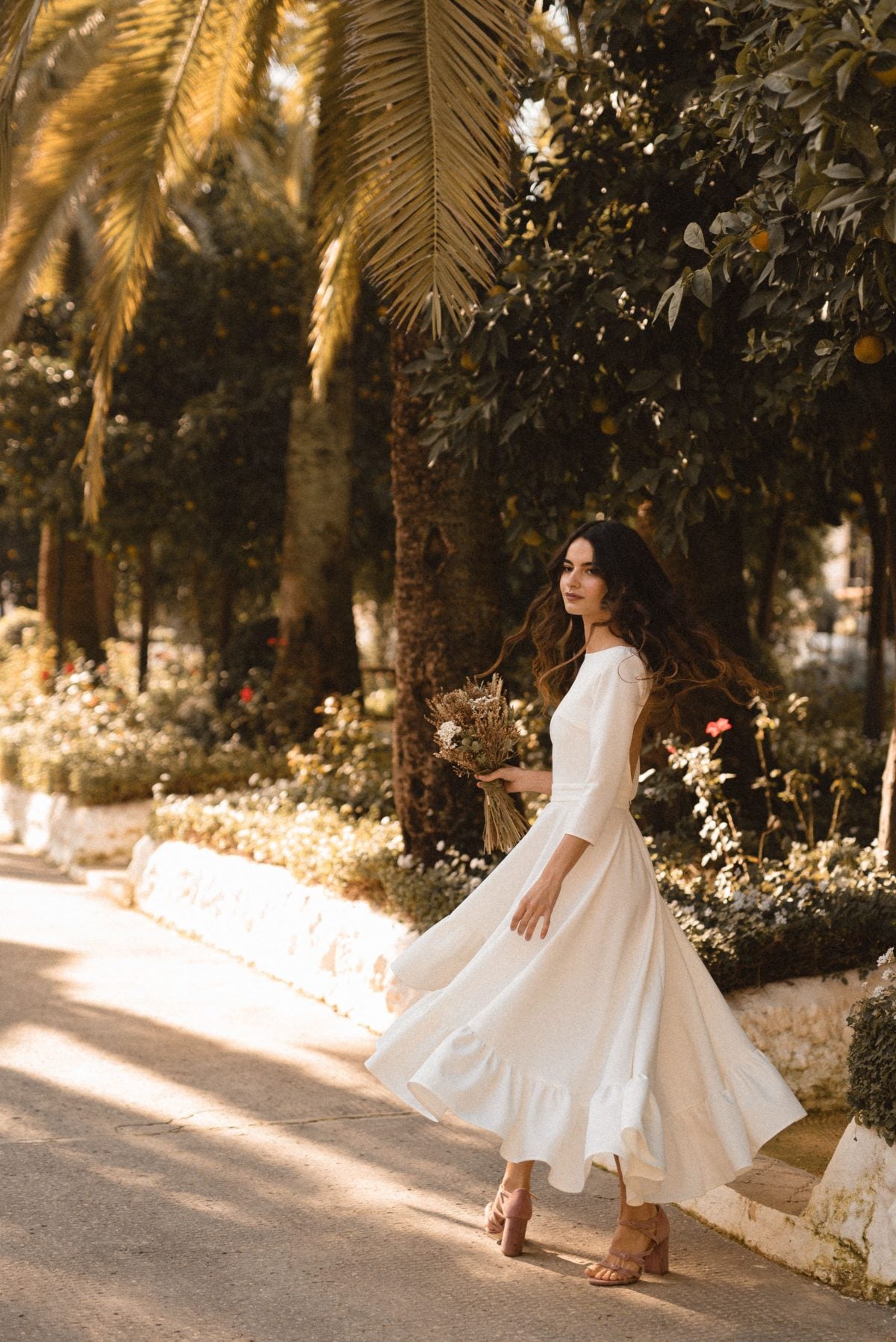 Vestido Novia Iris segundo vestido midi falda vuelo escote espalda asimétrico