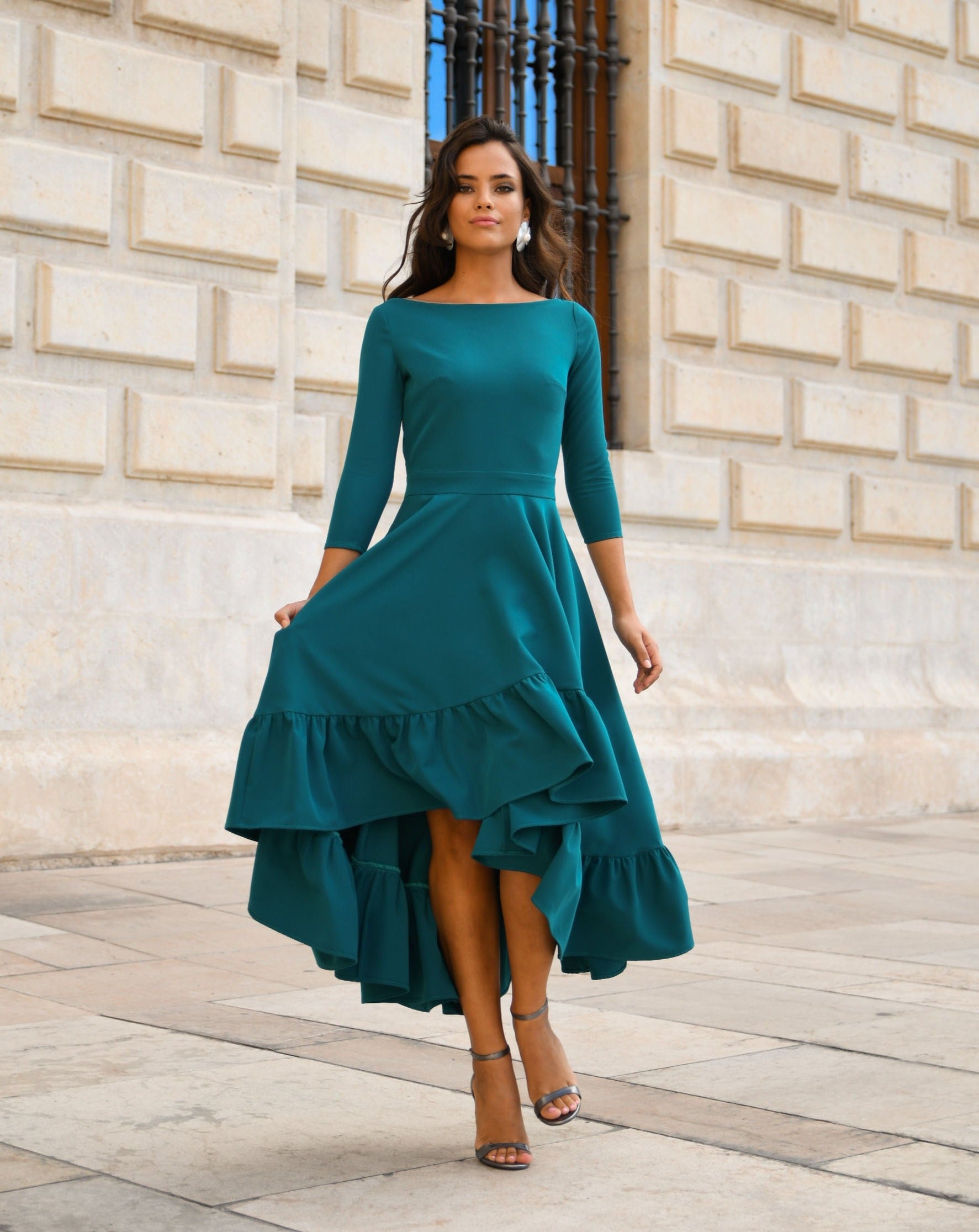 Vestido Vigo Turquesa Largo Volante Bajo Espalda Abierto Invitada Evento Miphai Andando