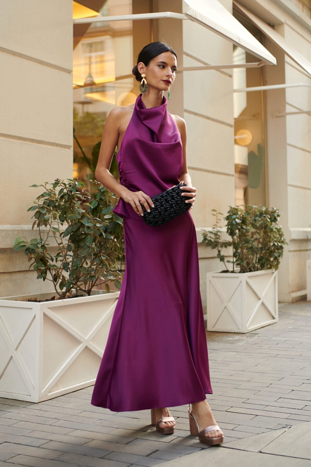 Falda fiesta invitada Amaretto Berenjena midi talle alto corte evasé doble satén 