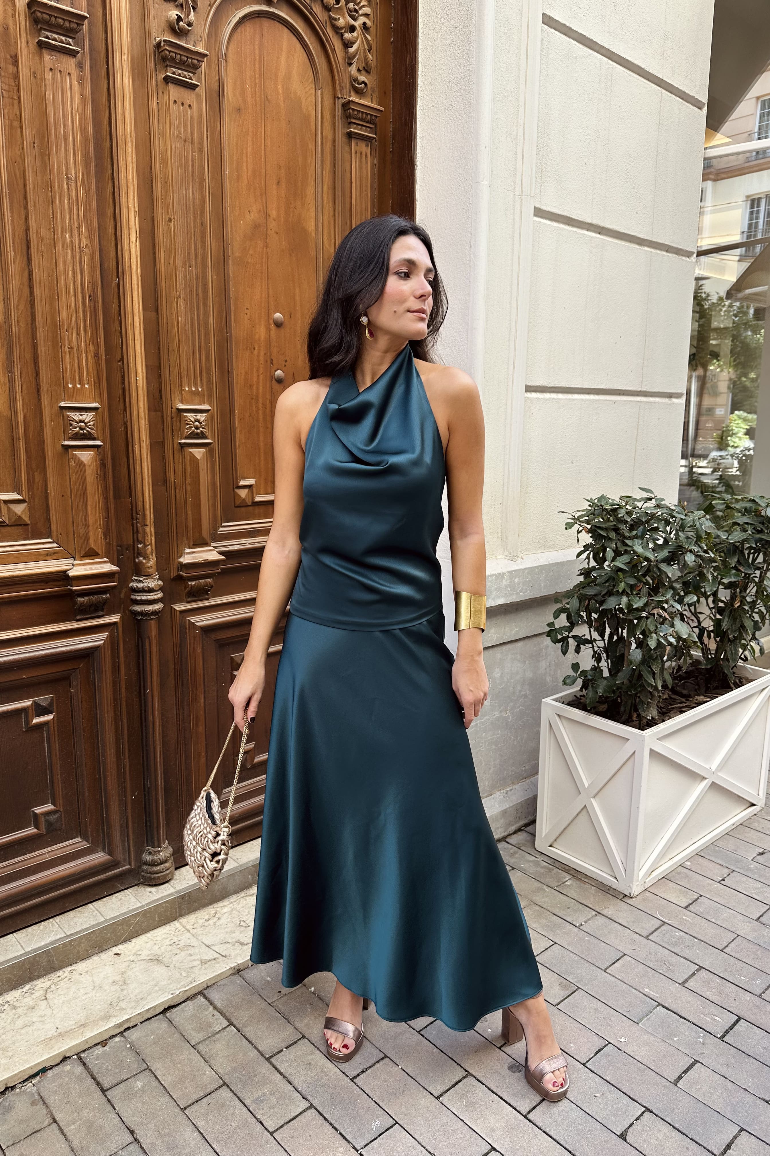 Falda fiesta invitada Amaretto verde midi talle alto corte evasé doble satén