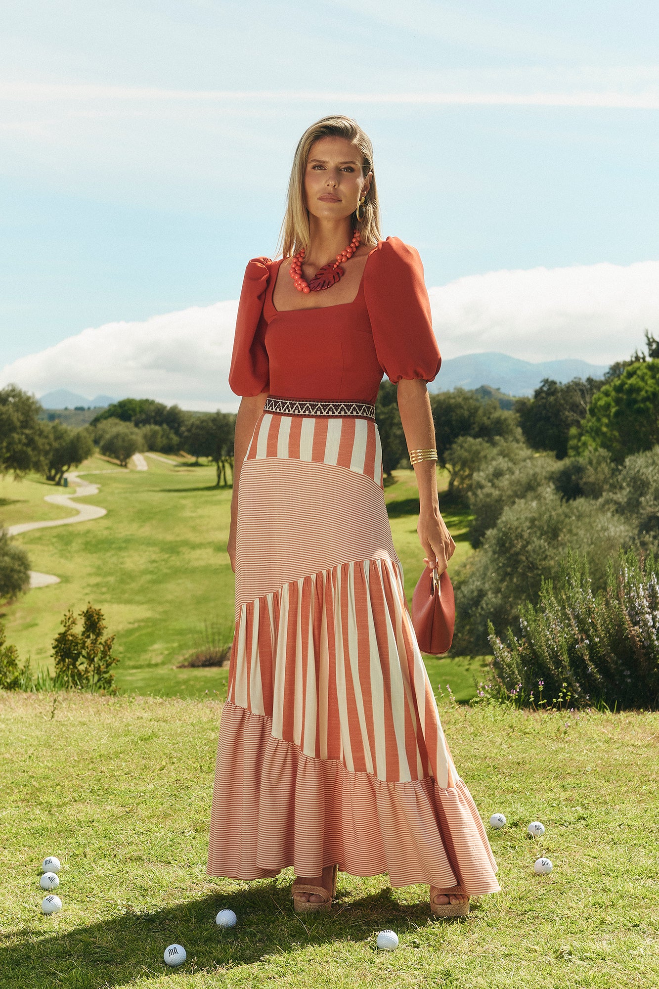 MIPHAI Falda Aurora. Estampado Lineal Asimétrico Terracota y Blanco con Vuelo. Frente