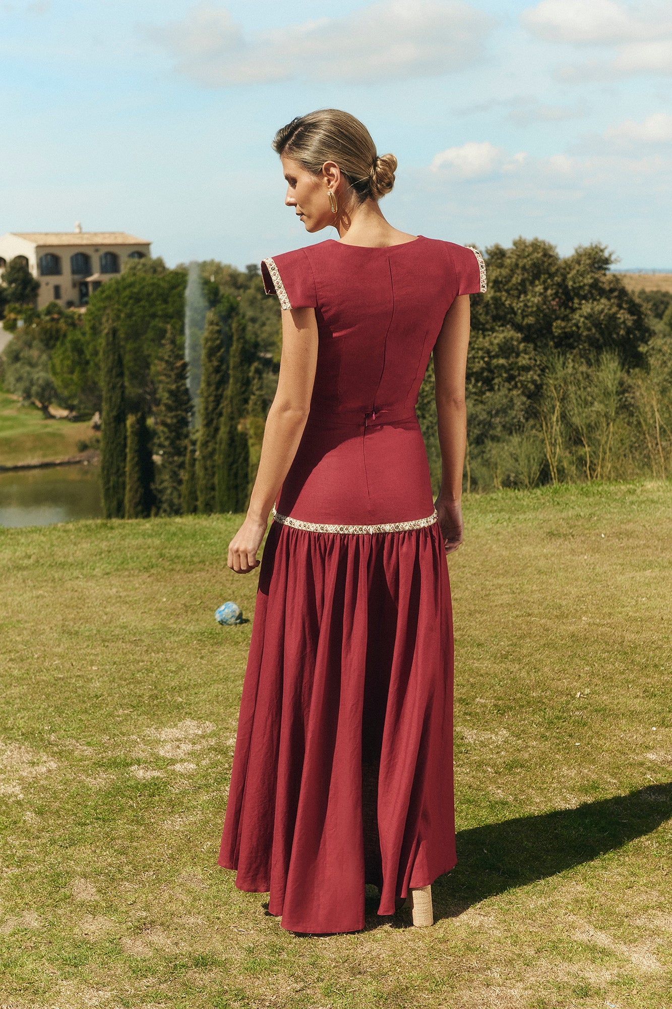 Miphai Falda Mambo color Cereza. Cintura alta. Ajustado hasta la cadera. Detalles ornamentales. Volante fruncido grande. Corte asimétrico. Plano de Espalda.