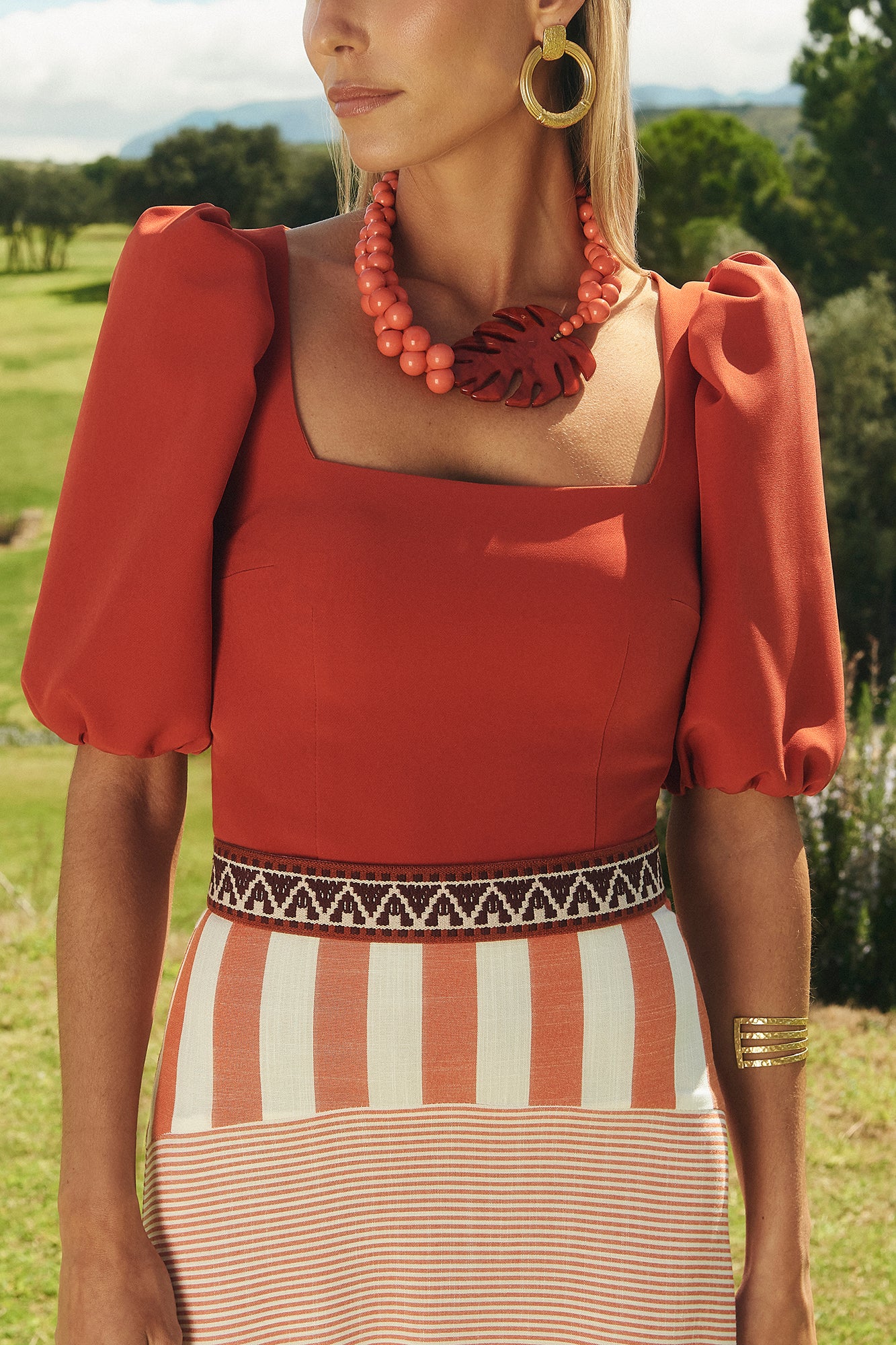 MIPHAI Top Fleur Terracota.Mangas Abullonadas y Escote Cuadrado. Detalle.