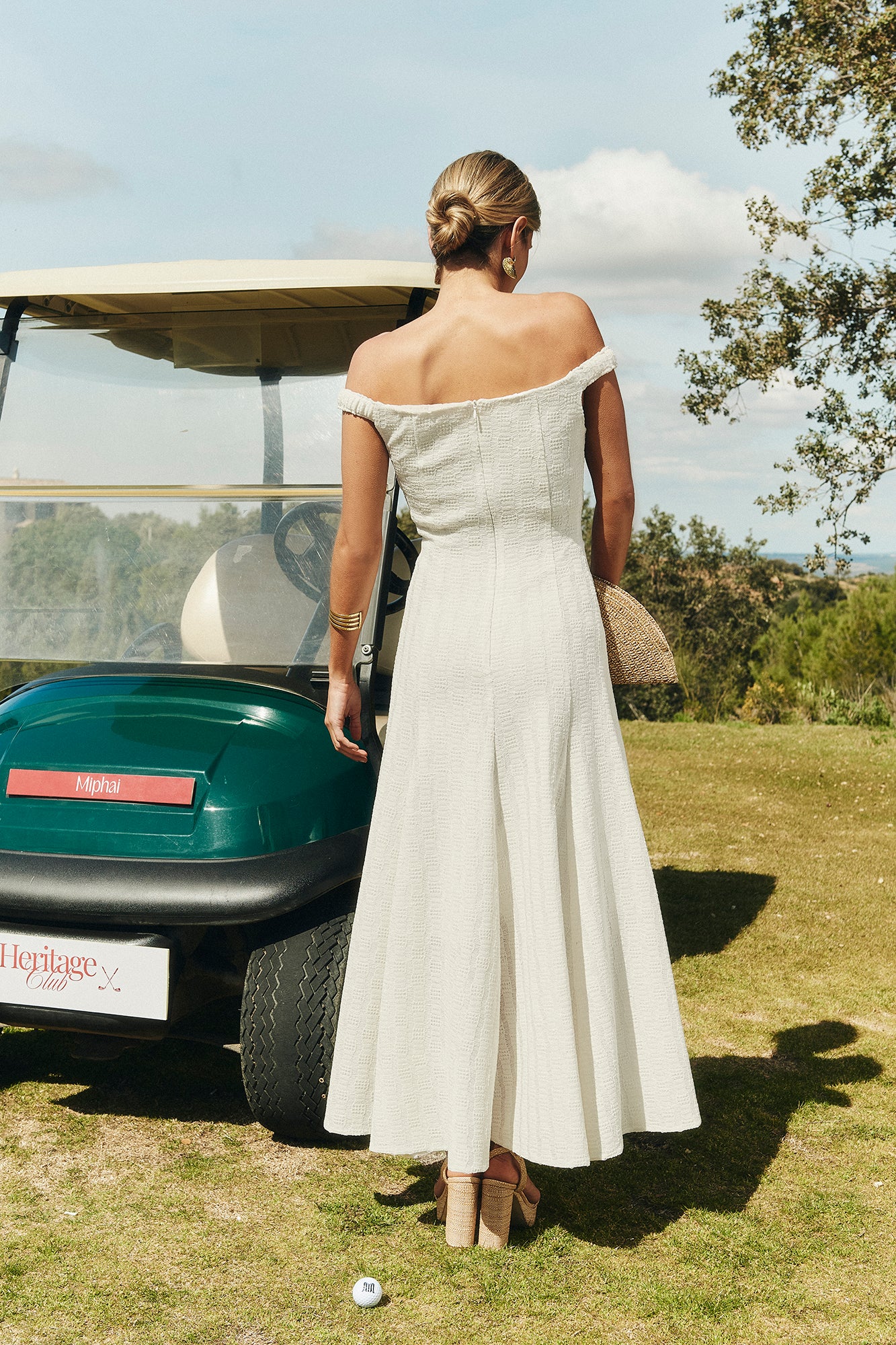 MIPHAI Vestido Cataleya de Invitada. Motivos en Relieve. Escote bardot. Falda con Vuelo. Espalda