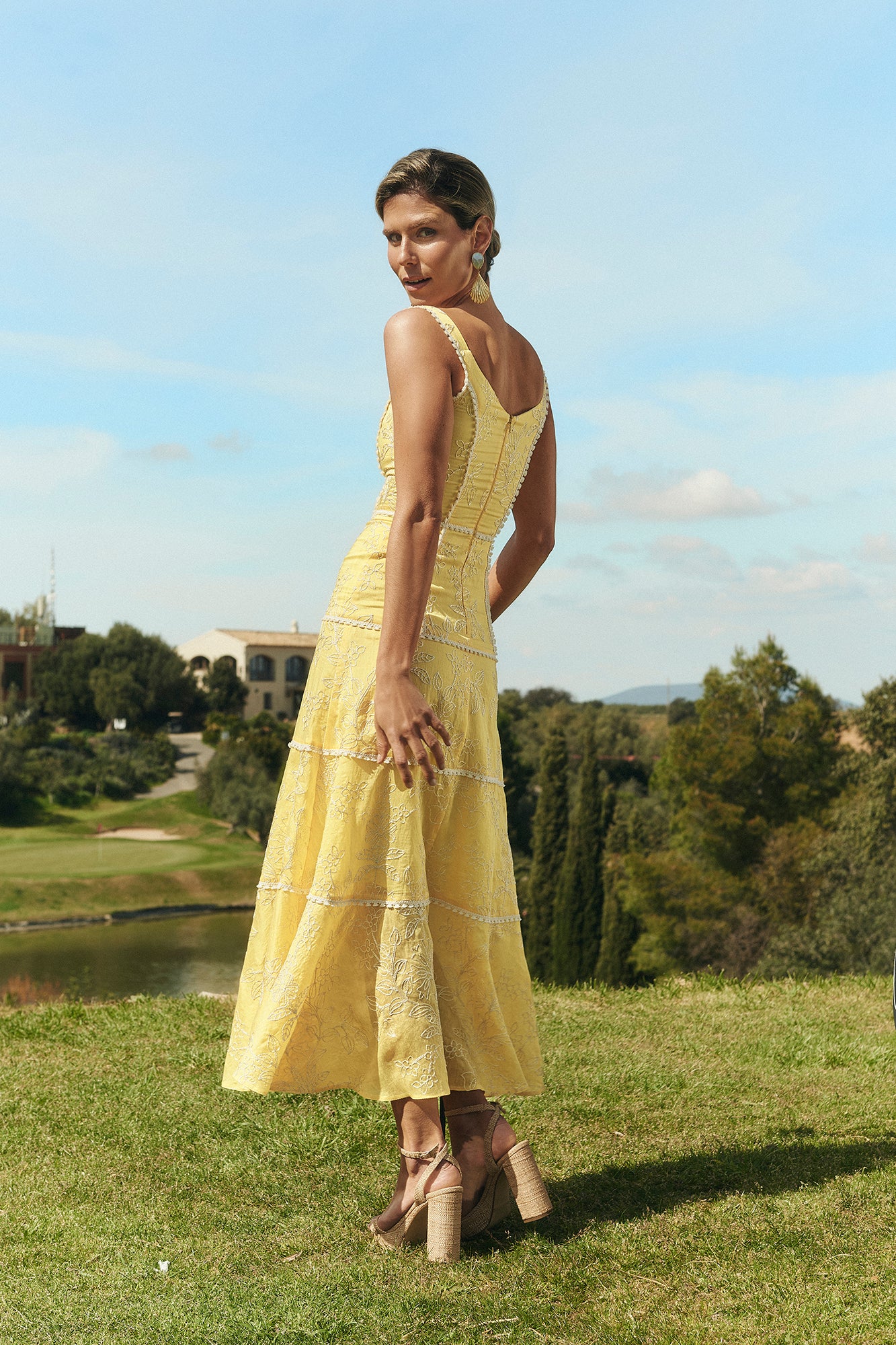 MIPHAI Vestido Jane Amarillo. Escote Cuadrado. Motivos Ornamentales Blancos en relieve. Corte Midi. Espalda.