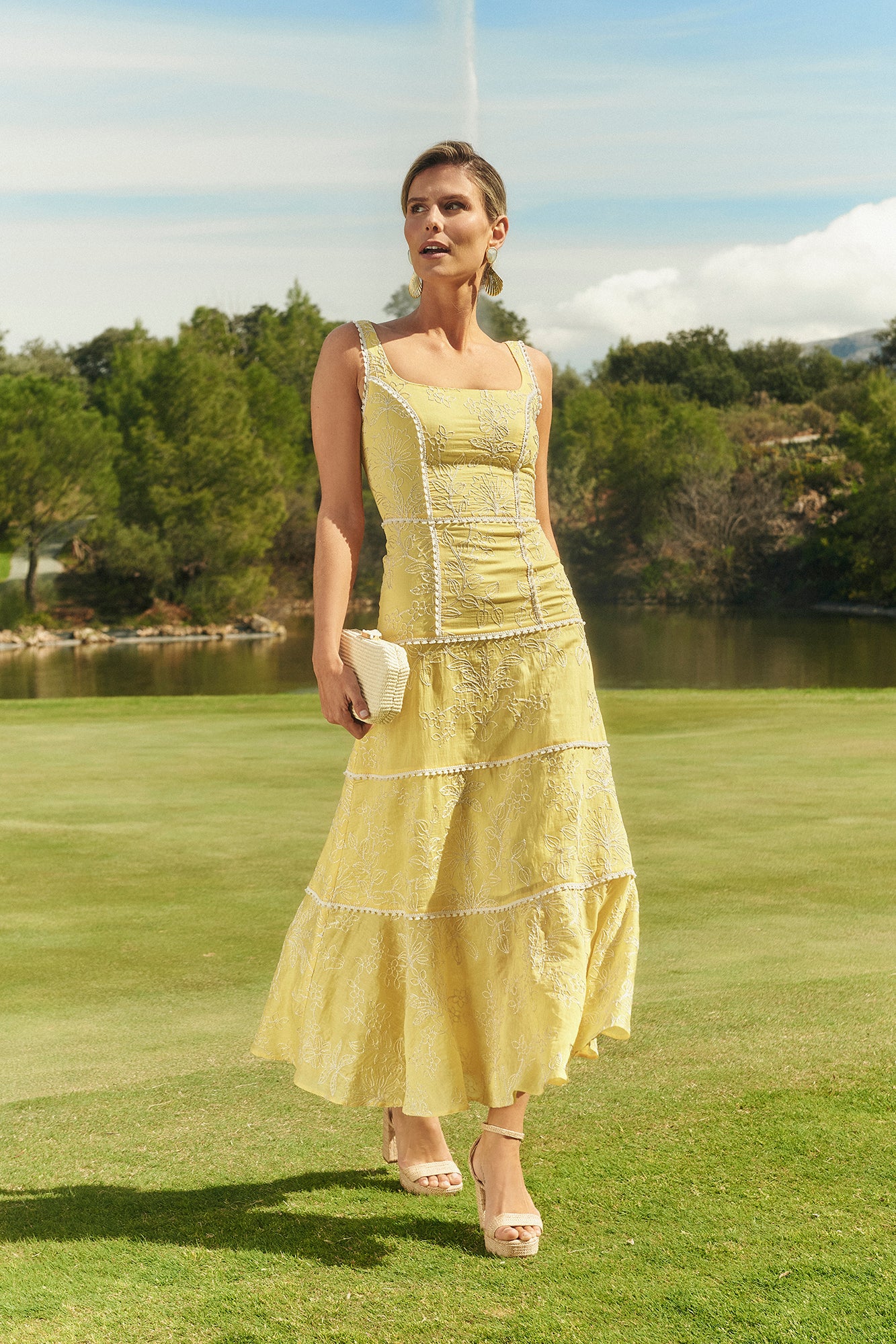 MIPHAI Vestido Jane Amarillo. Escote Cuadrado. Motivos Ornamentales Blancos en relieve. Corte Midi.  Andando.