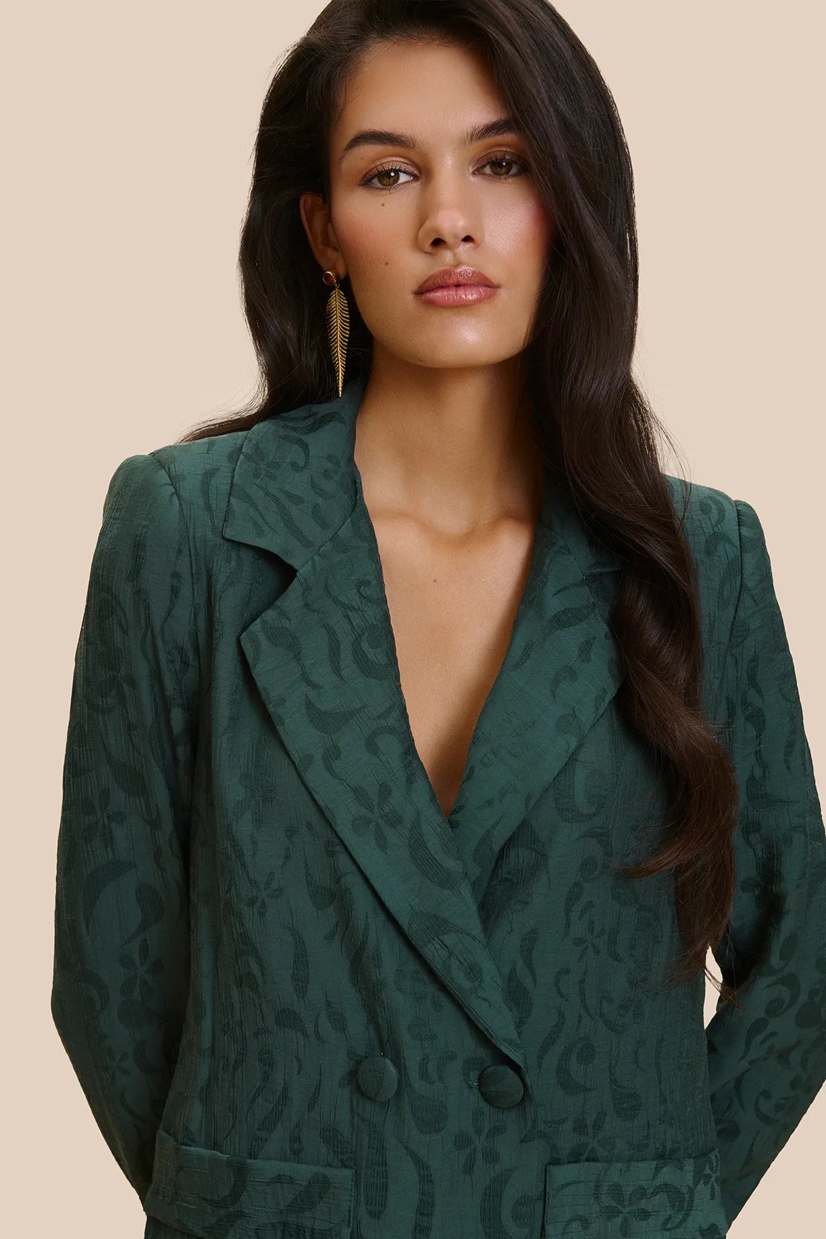 Miphai Blazer Chelsea Verde Invitada Estudio Detalle