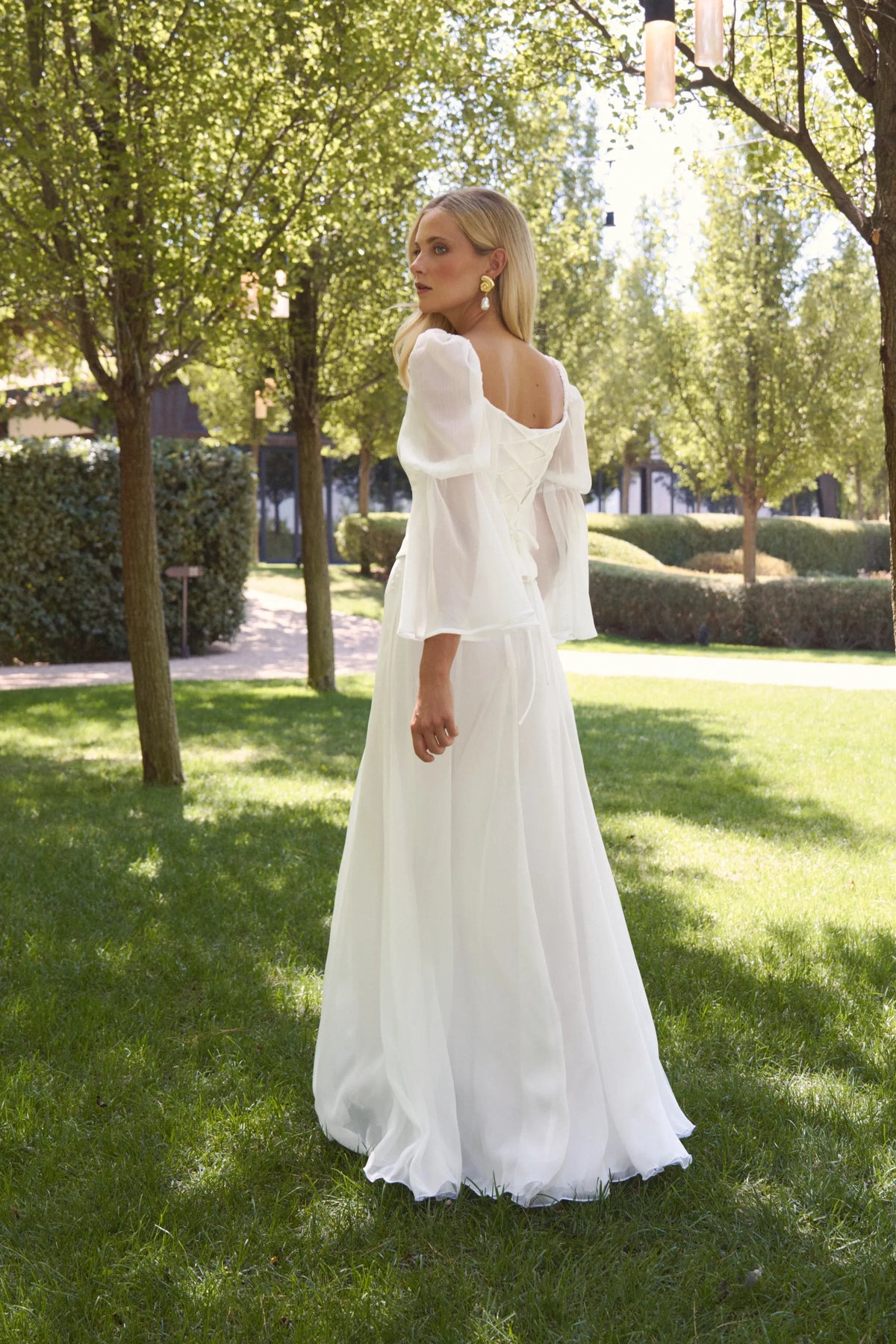 Miphai Falda Adeline Blanco Novia Espalda