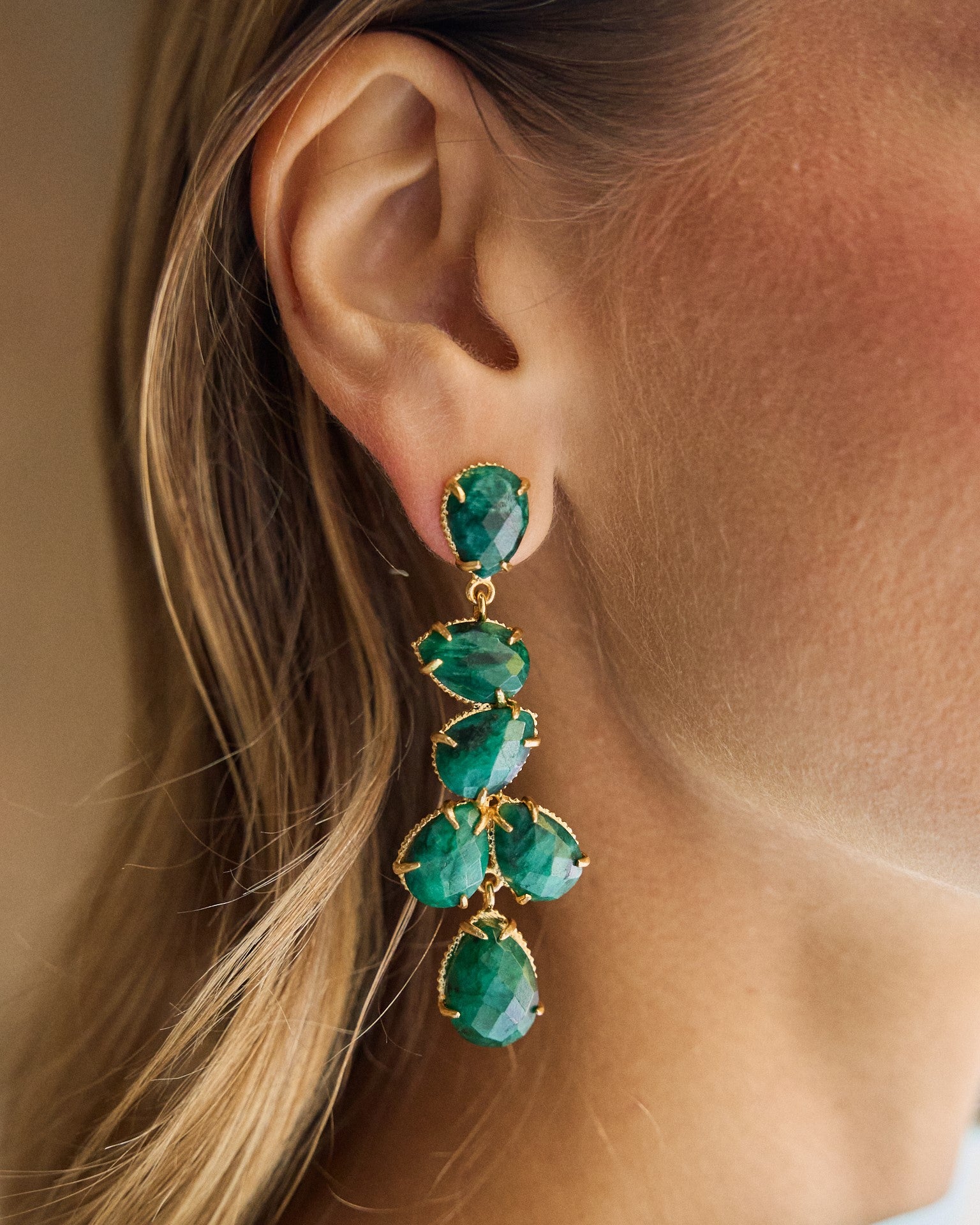 Pendientes evento fiesta invitada Coria piedra verde esmeralda
naturales  chapado oro largos 