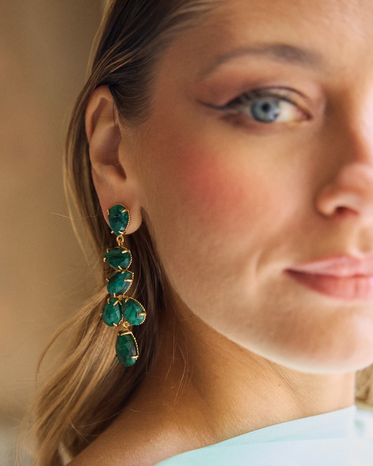 Pendientes evento fiesta invitada Coria piedra verde esmeralda
naturales  chapado oro largos 