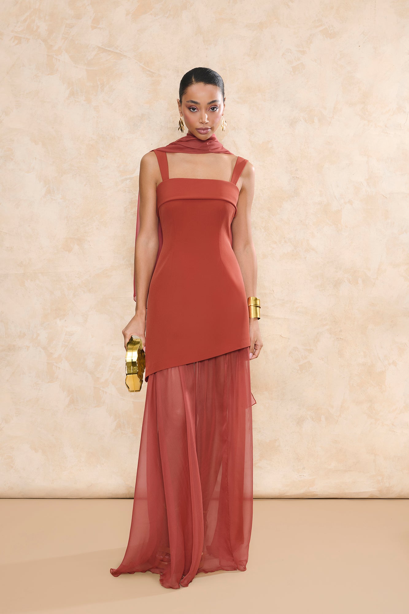 Vestido de fiesta Ambar Terracota con diseño asimétrico y falda de gasa Miphai.