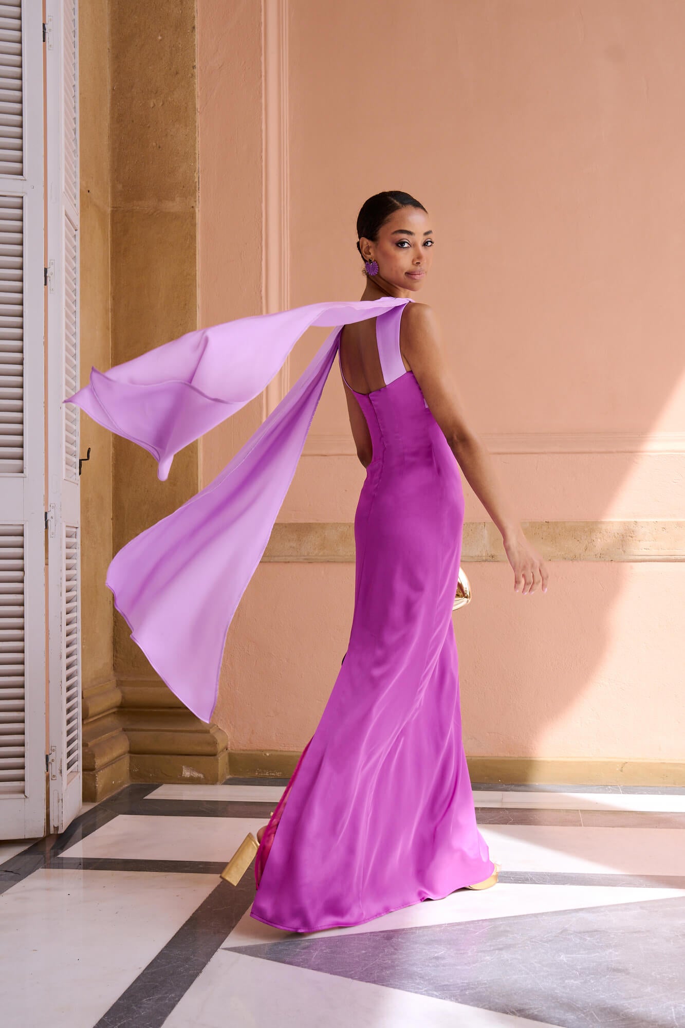 Vestido El Davi largo en color buganvilla, con escote asimétrico y capa en la espalda