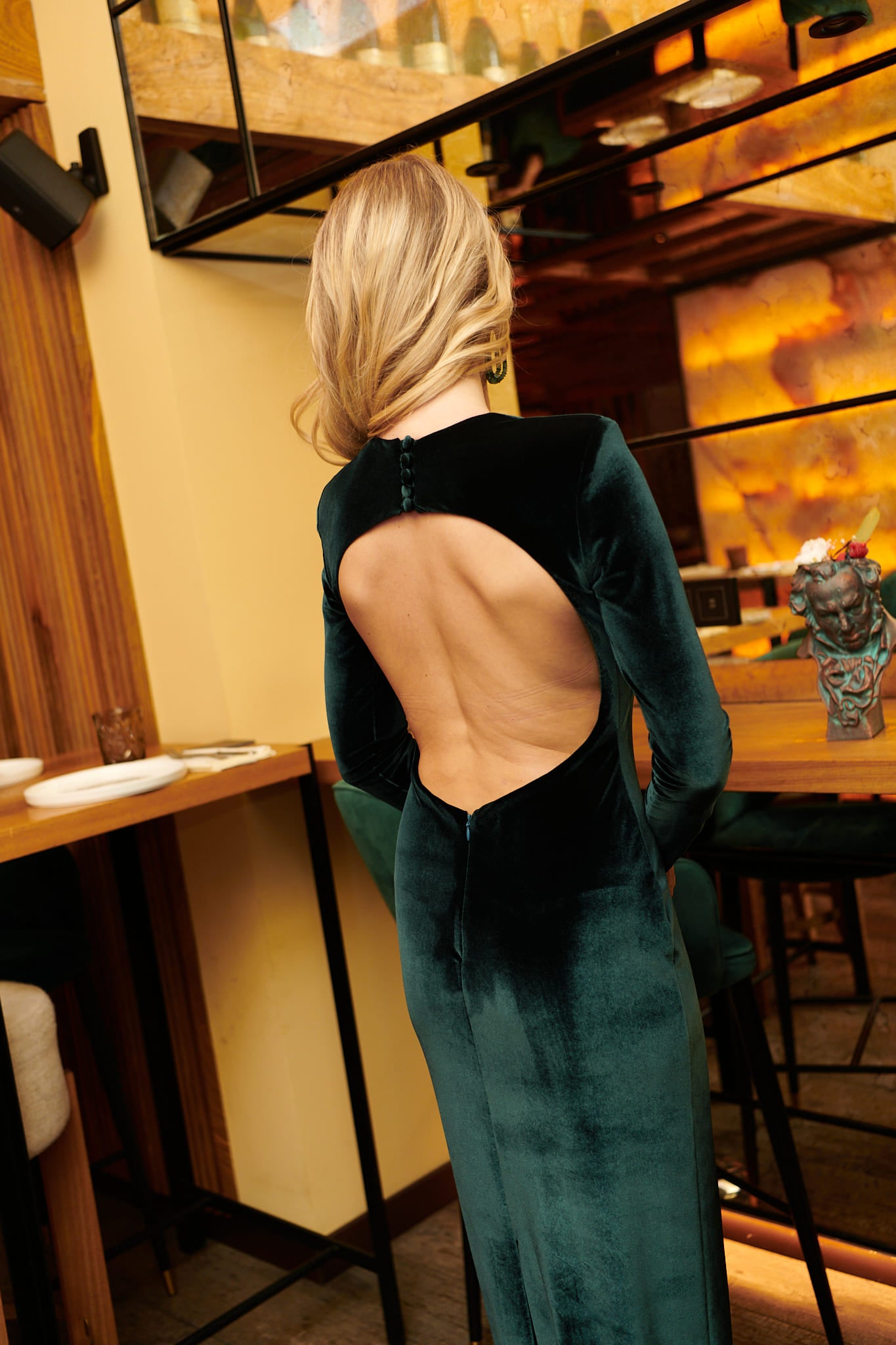 Vestido fiesta invitada Manhattan verde largo  terciopelo escote redondo mangas largas abertura trasera 