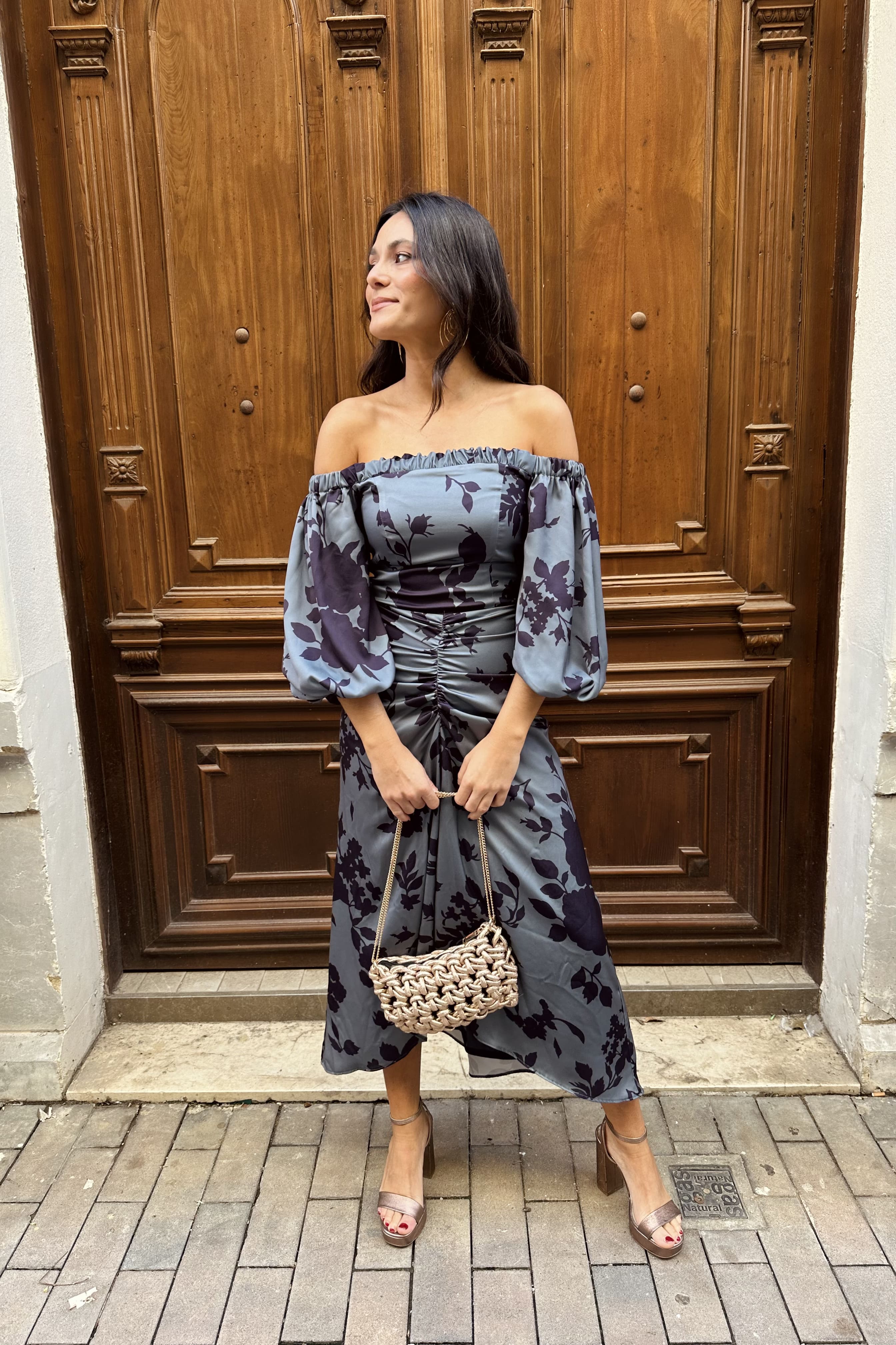 
Vestido fiesta invitada Mary Estampado Floral Gris midi asimétrico mangas abullonadas rizo caderas crepé satinado  
